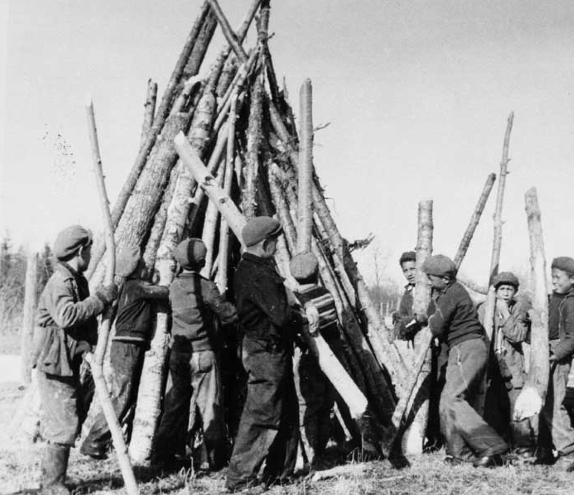 1930年代左右，加拿大安大略省穆斯工厂土著克里社区的一所寄宿学校霍登主教纪念学校的男孩们正在堆木头。（Reuters）