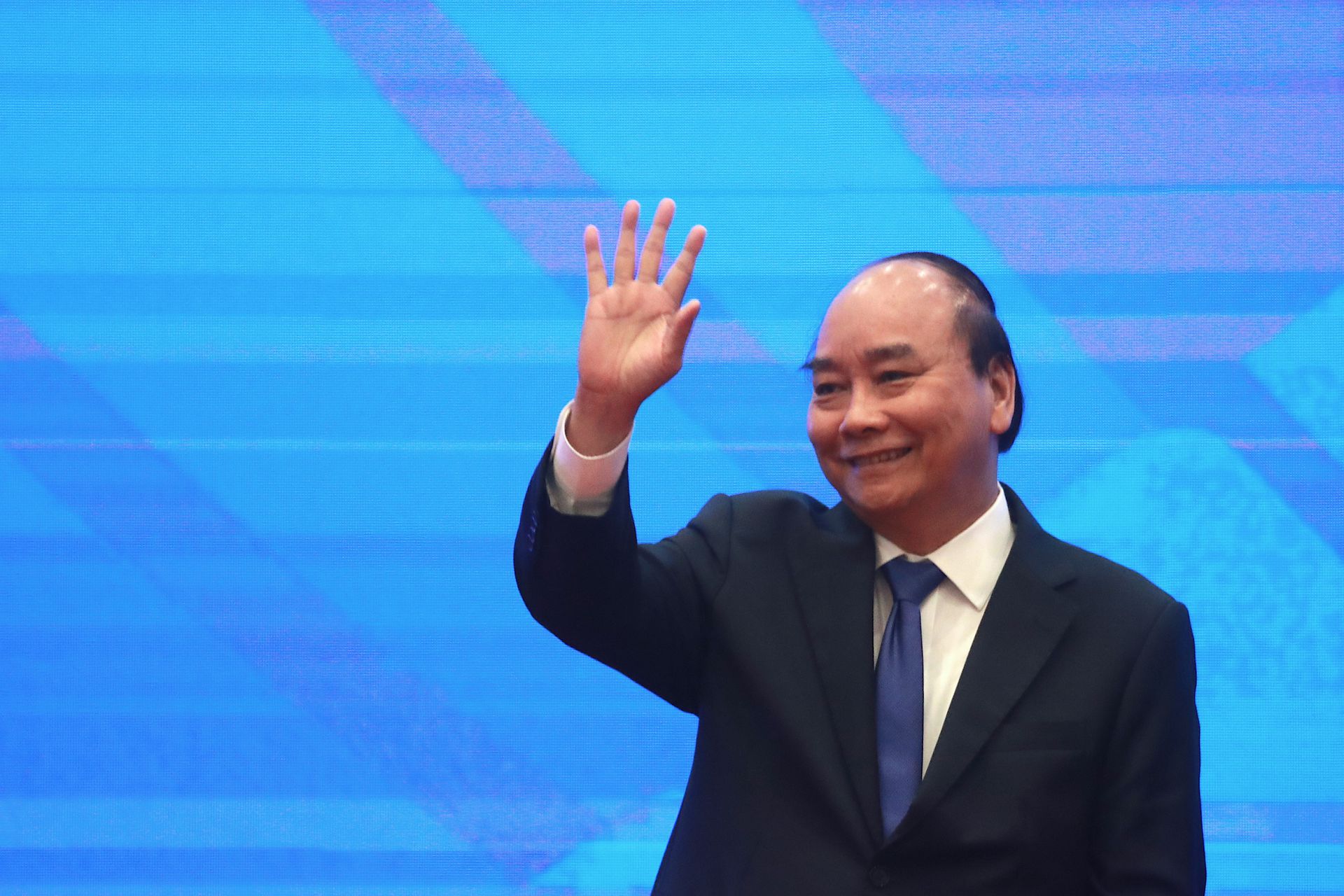 越南总理阮宣福于2020年11月15日星期日在越南河内结束区域全面经济伙伴关系（RCEP）贸易协定的签字仪式后挥手。RCEP的签订将推动越南经济发展。（AP）