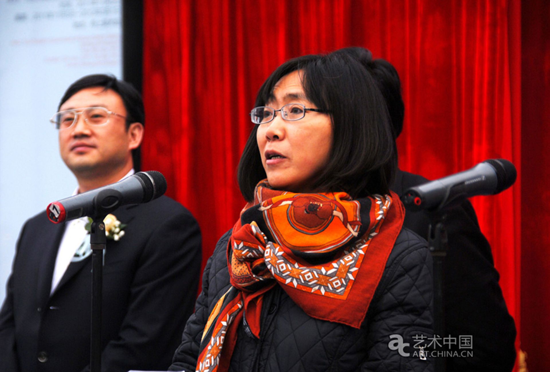 有传闻称孙政才第一任情妇刘凤洲信佛拜佛,并请了一套龙袍送给孙政才,图为2011年11月5日,寺上美术馆正式开馆,馆长刘凤洲在开幕式上发言。(艺术中国网)