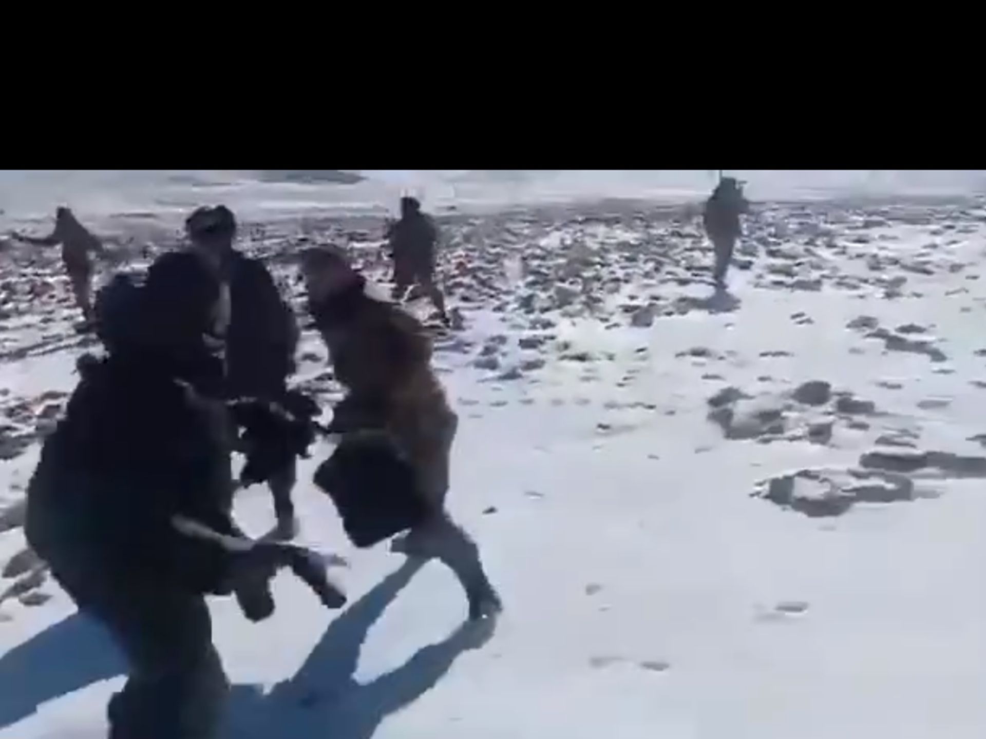 视频可见,中方人员比印方人员少,并不占优势。(微博@灬黑礼服灬) 视频可见,中方人员比印方人员少,并不占优势。(微博@灬黑礼服灬)