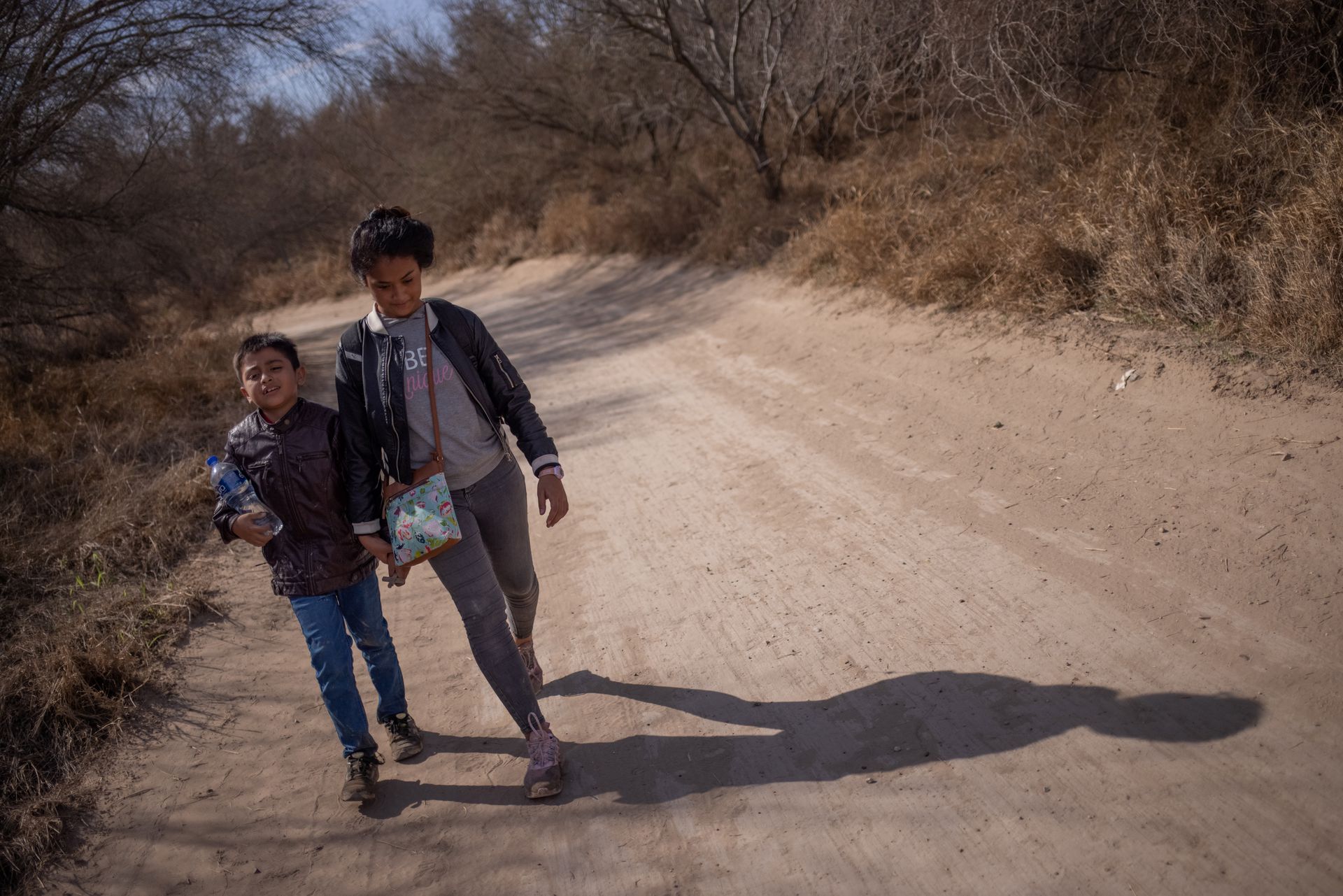 12岁的戴安娜和9岁的莱斯特（左）是来自洪都拉斯的两名无人陪伴的未成年人，2021年3月5日，他们从墨西哥穿过格兰德河进入美国。其命运是可以预料的。（路透社）
