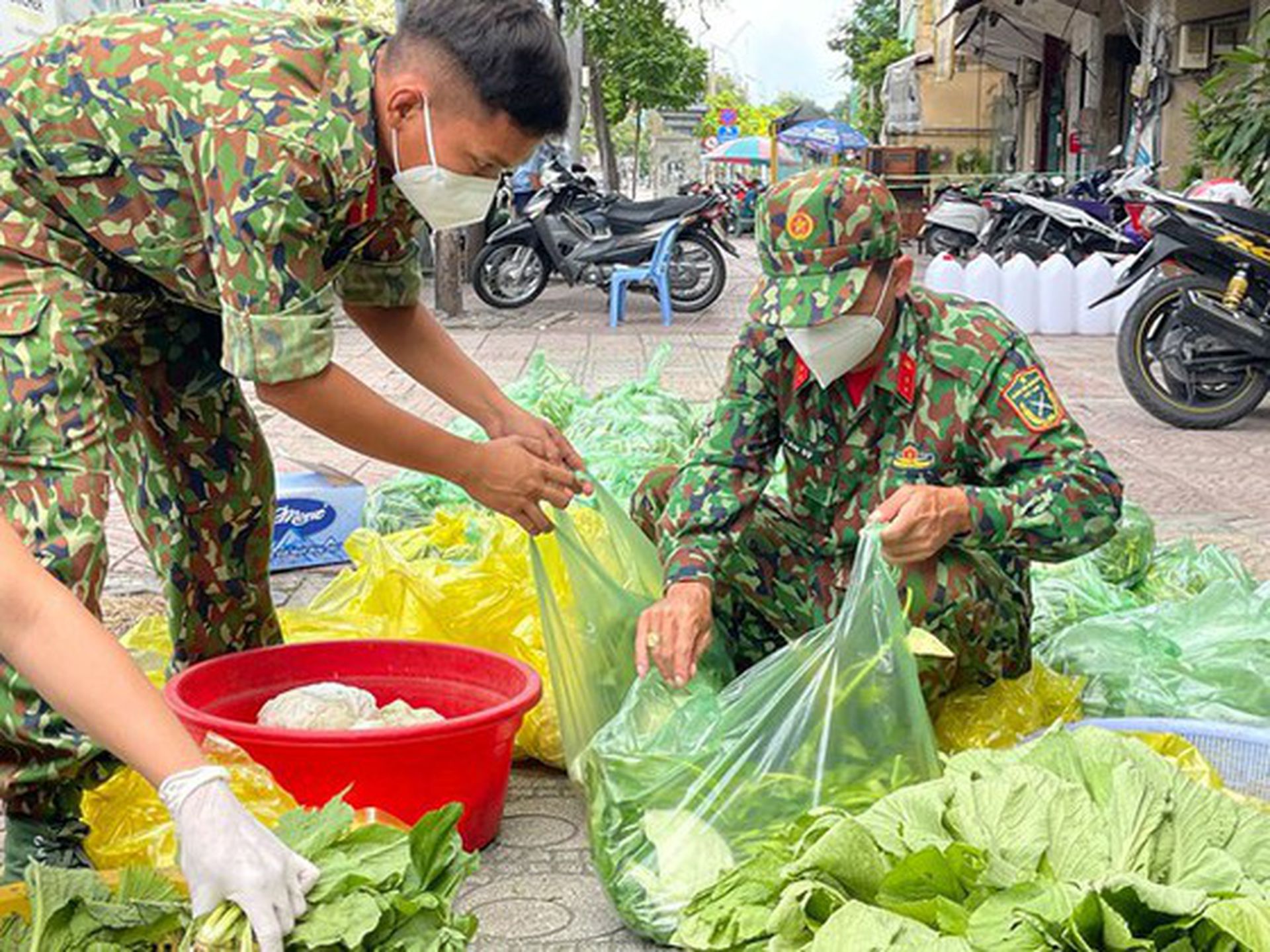 此外，为当地民众配送补给物资也是越军的一大工作。（越南西贡解放日报网页截图）