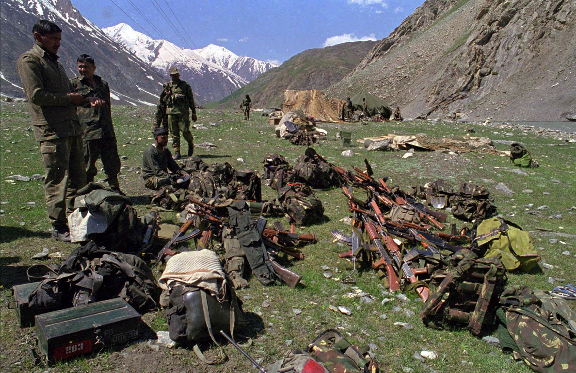 解放军在中印西段边境遭遇的对手是曾在1999年卡吉尔冲突中打退巴基斯坦渗透突袭的印度精锐部队。图为印军在卡吉尔冲突取胜后，向媒体展示战利品。（美联社）