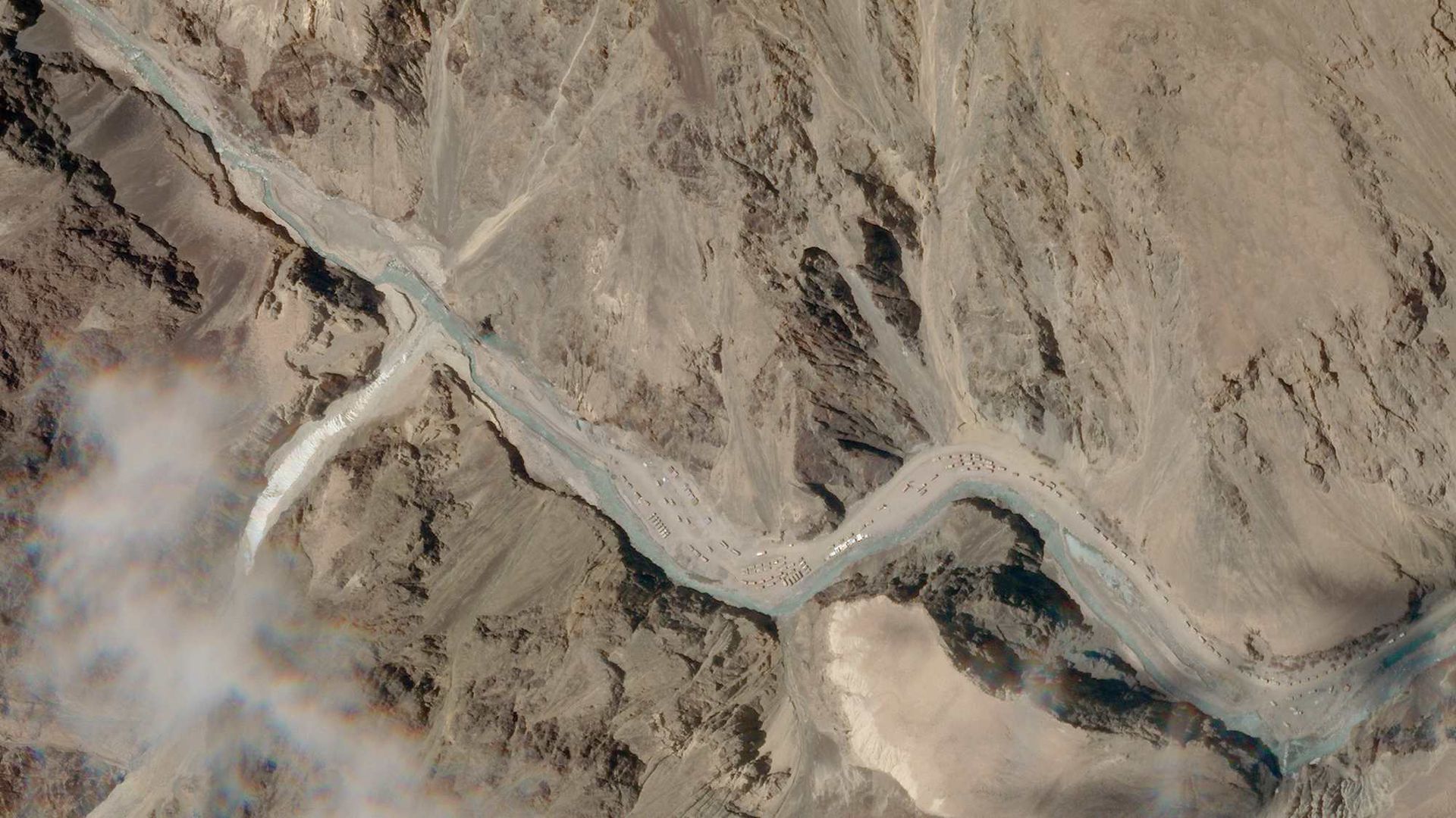最新卫星照片显示，拉达克地区的加勒万河谷地区集结大量军队。（AP）
