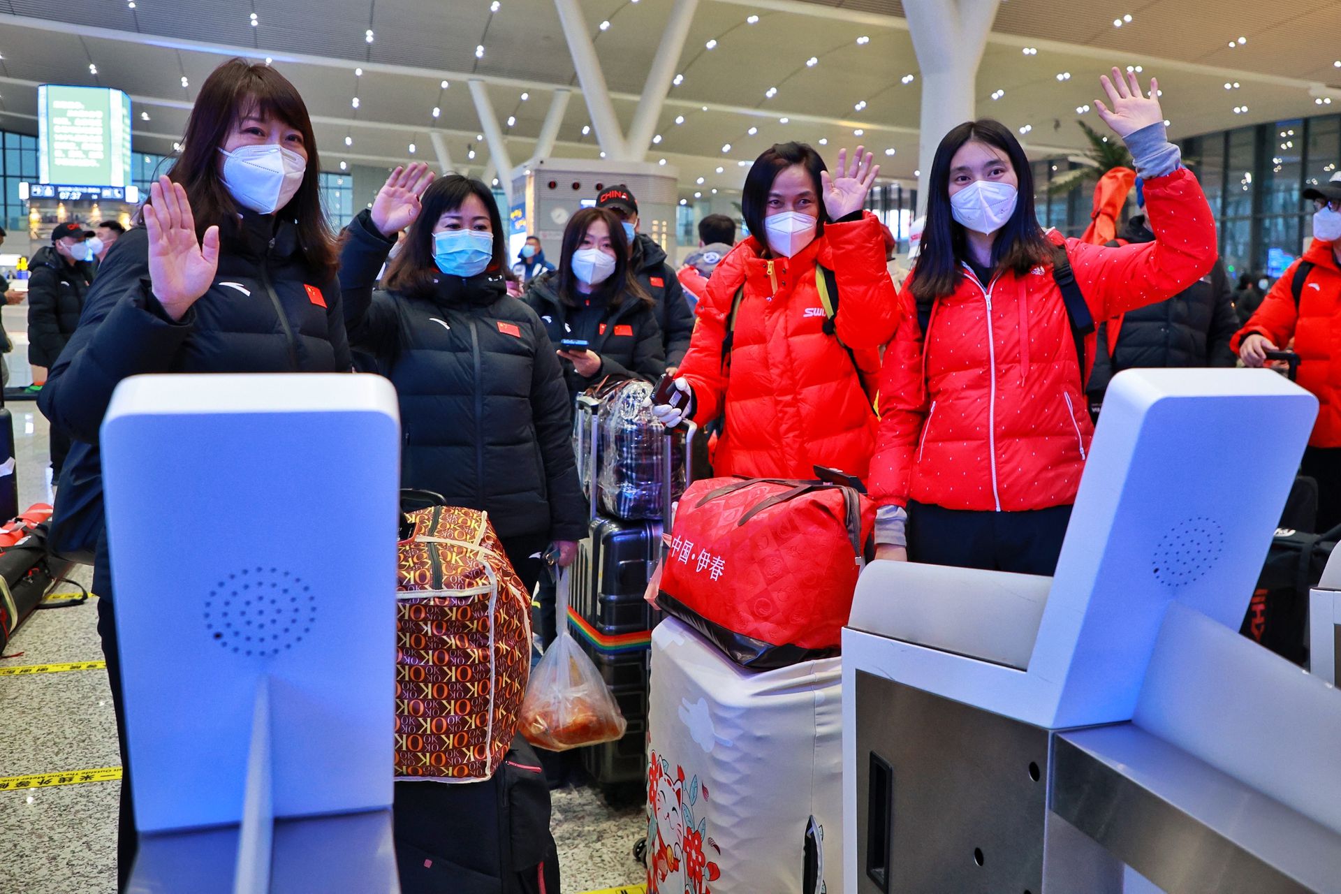北京冬奥会乘客在高铁站合影。（新华社）