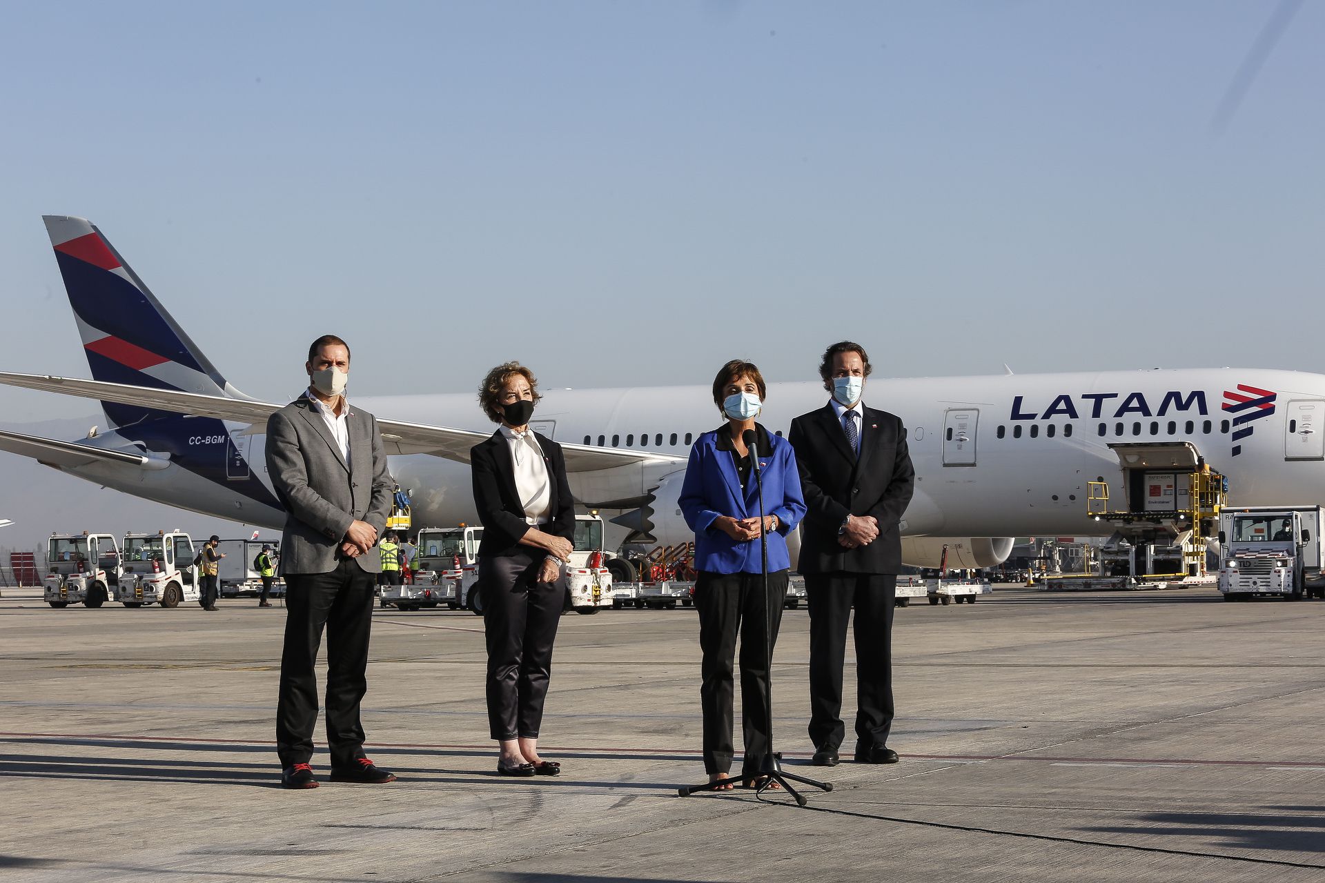 2月26日,智利政府官员在中国科兴公司生产的新冠疫苗抵达后举行新闻发布会。(新华社)