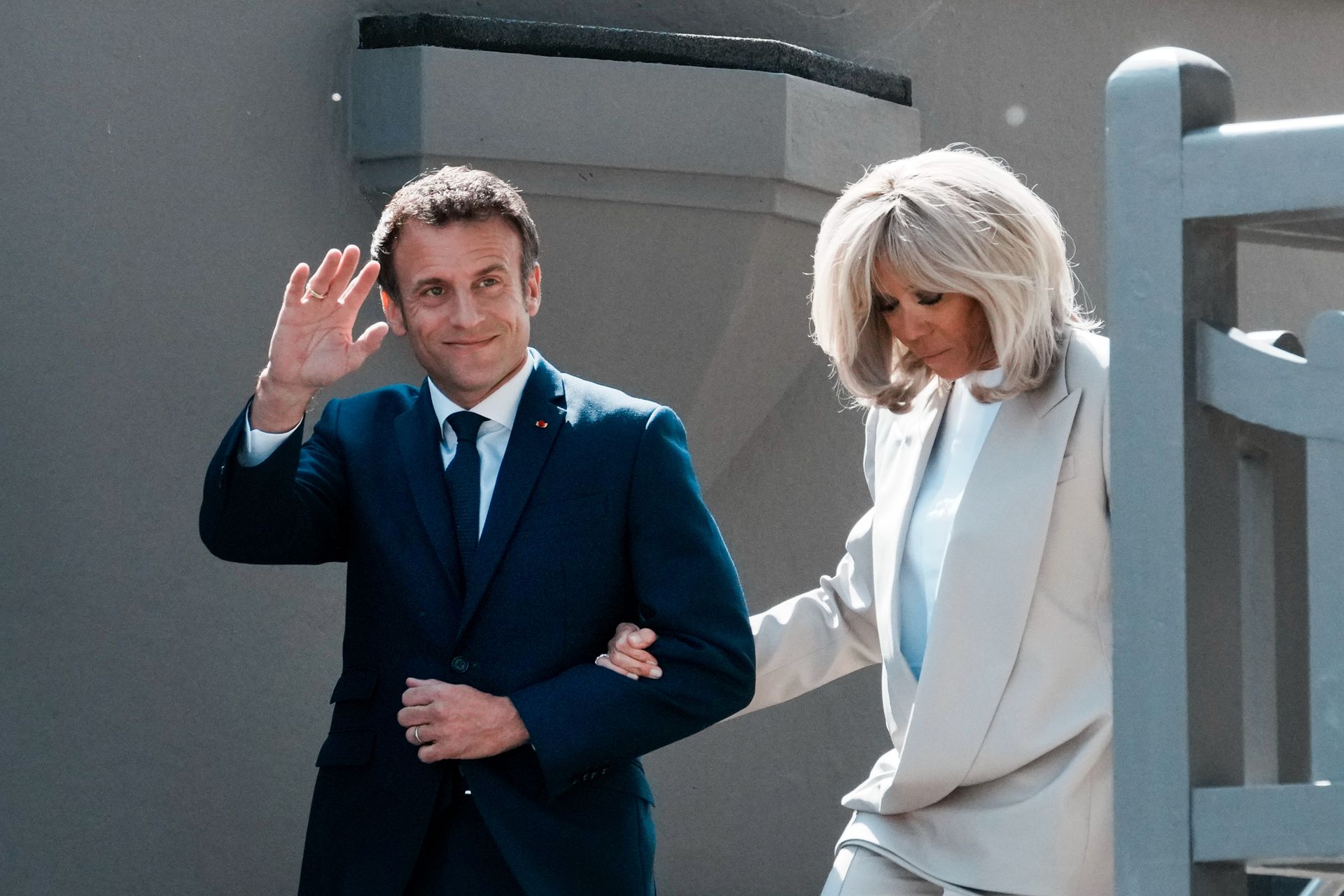 4月24日早些时候，马克龙和第一夫人布丽吉特（Brigitte Macron）离开家前往法国北部勒图凯的投票站。（AP）