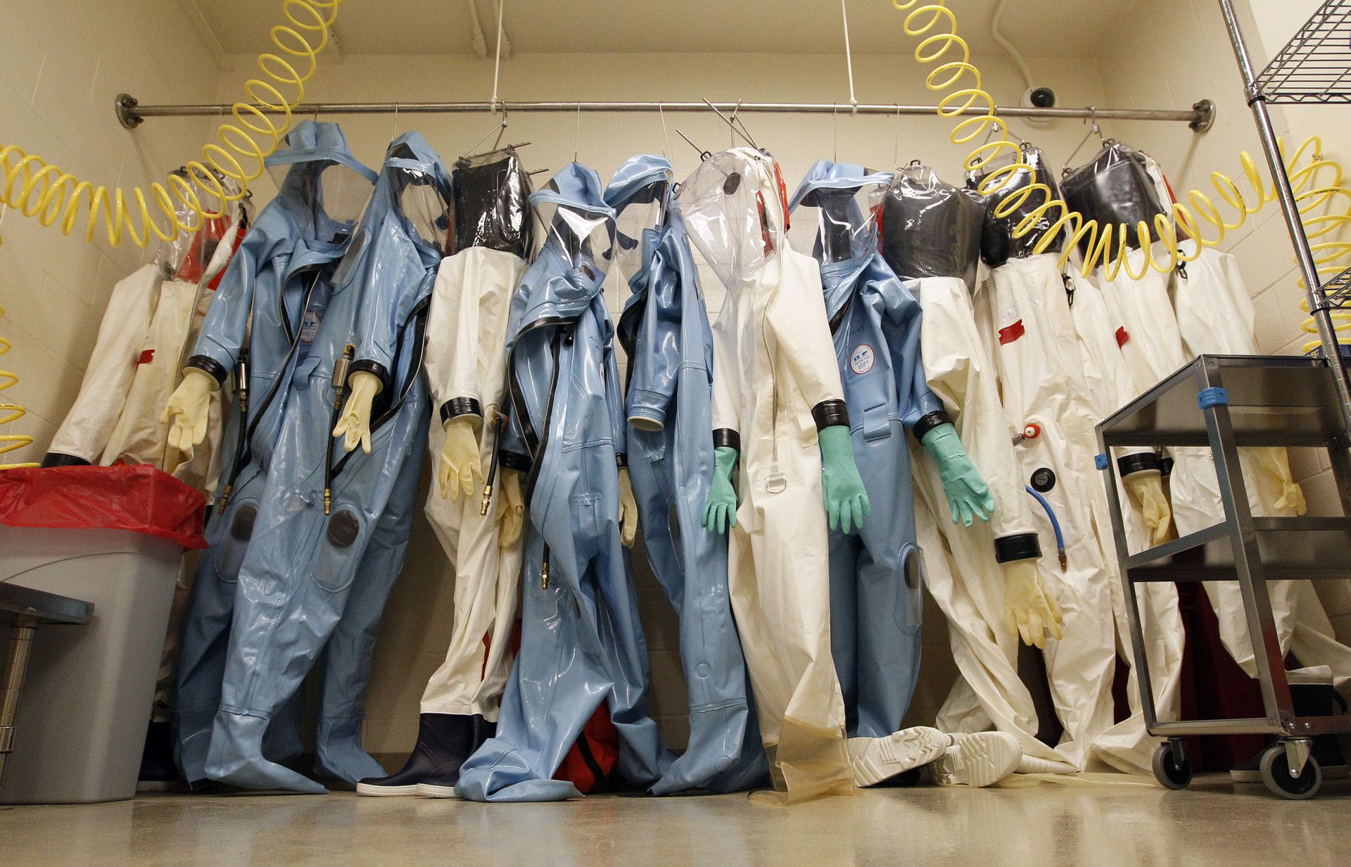2011年8月10日，在马里兰州Fort Detrick的美国陆军传染病医学研究所，新装修的生物安全级4级实验室套房内挂有生物危害服。（AP）