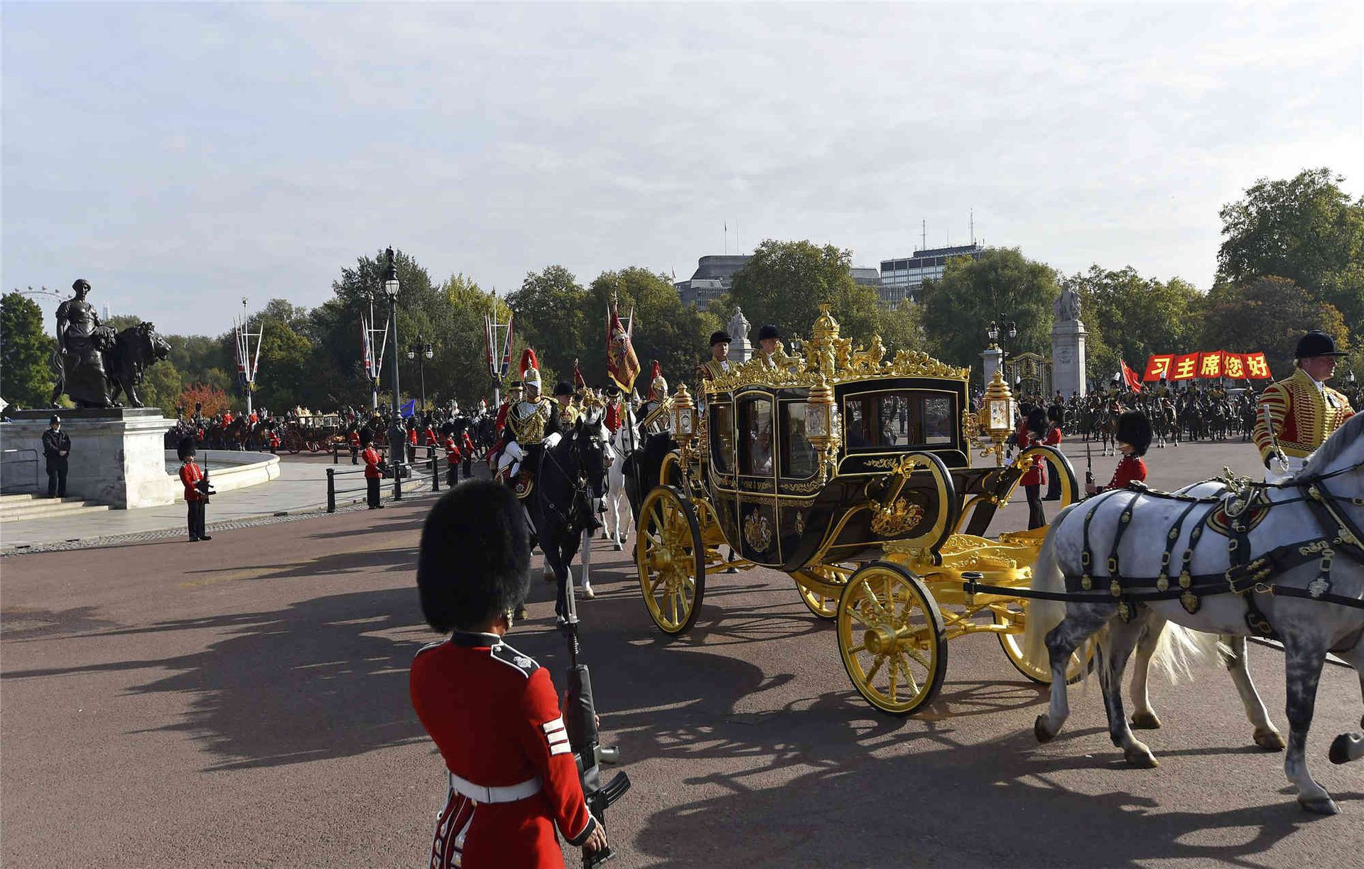 2015年10月20日，英国女王伊丽莎白二世陪同习近平乘坐马车。（Reuters）