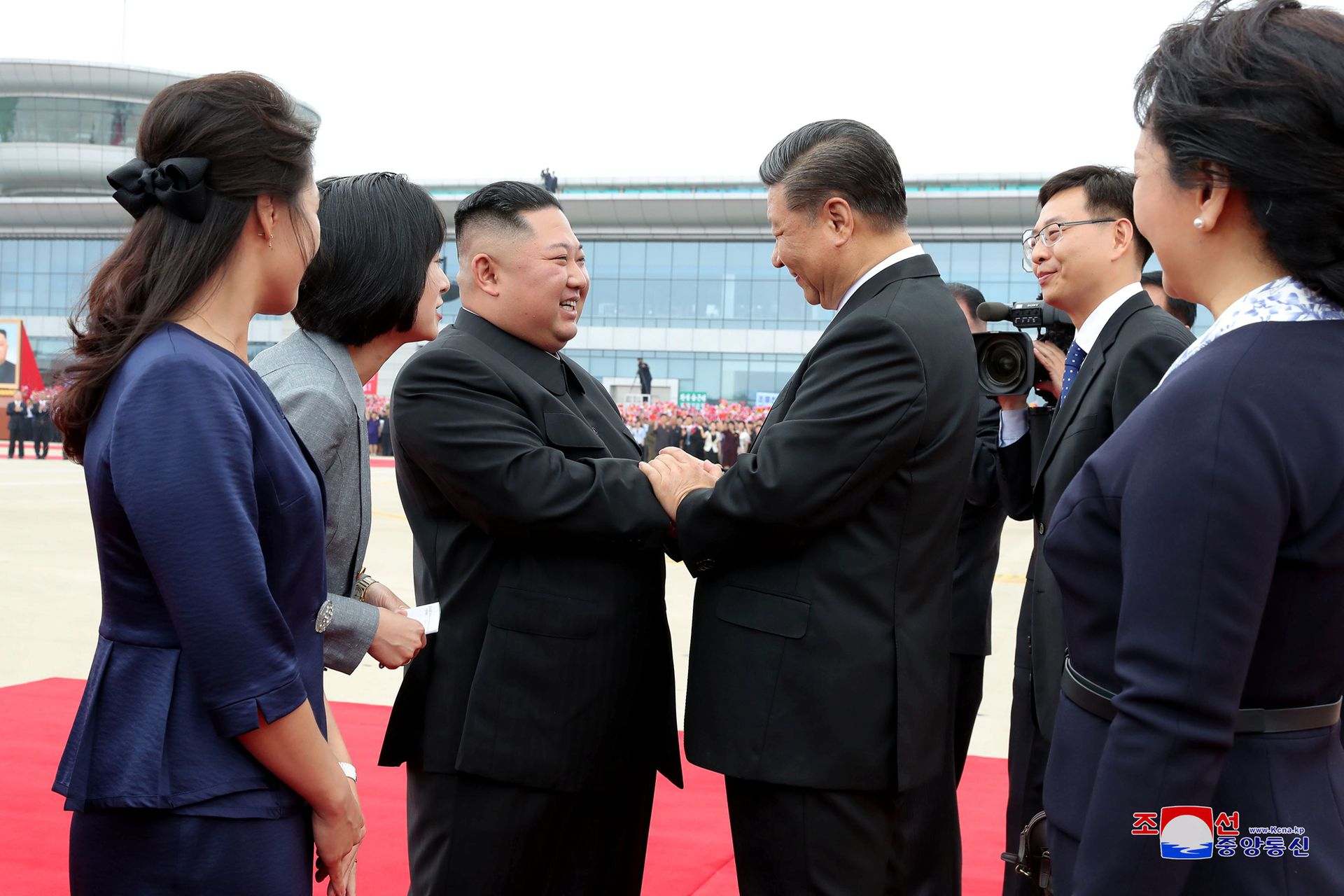 2019年6月20日，金正恩在锦绣山太阳宫广场与习近平握手。（Reuters）