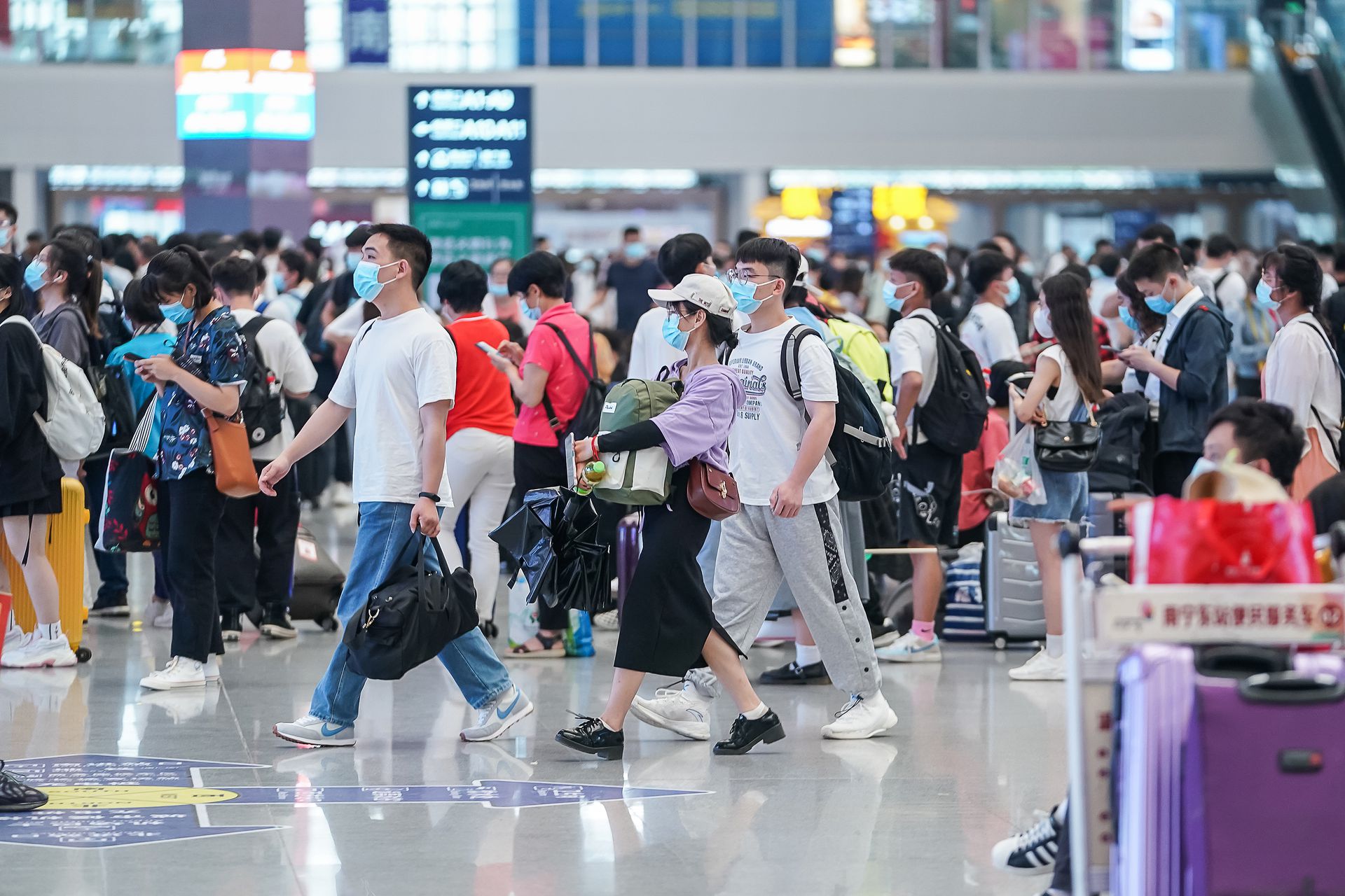2021年4月30日傍晚，随着“五一”假期的临近，广西南宁火车东站乘车的旅客逐渐增多。（视觉中国）