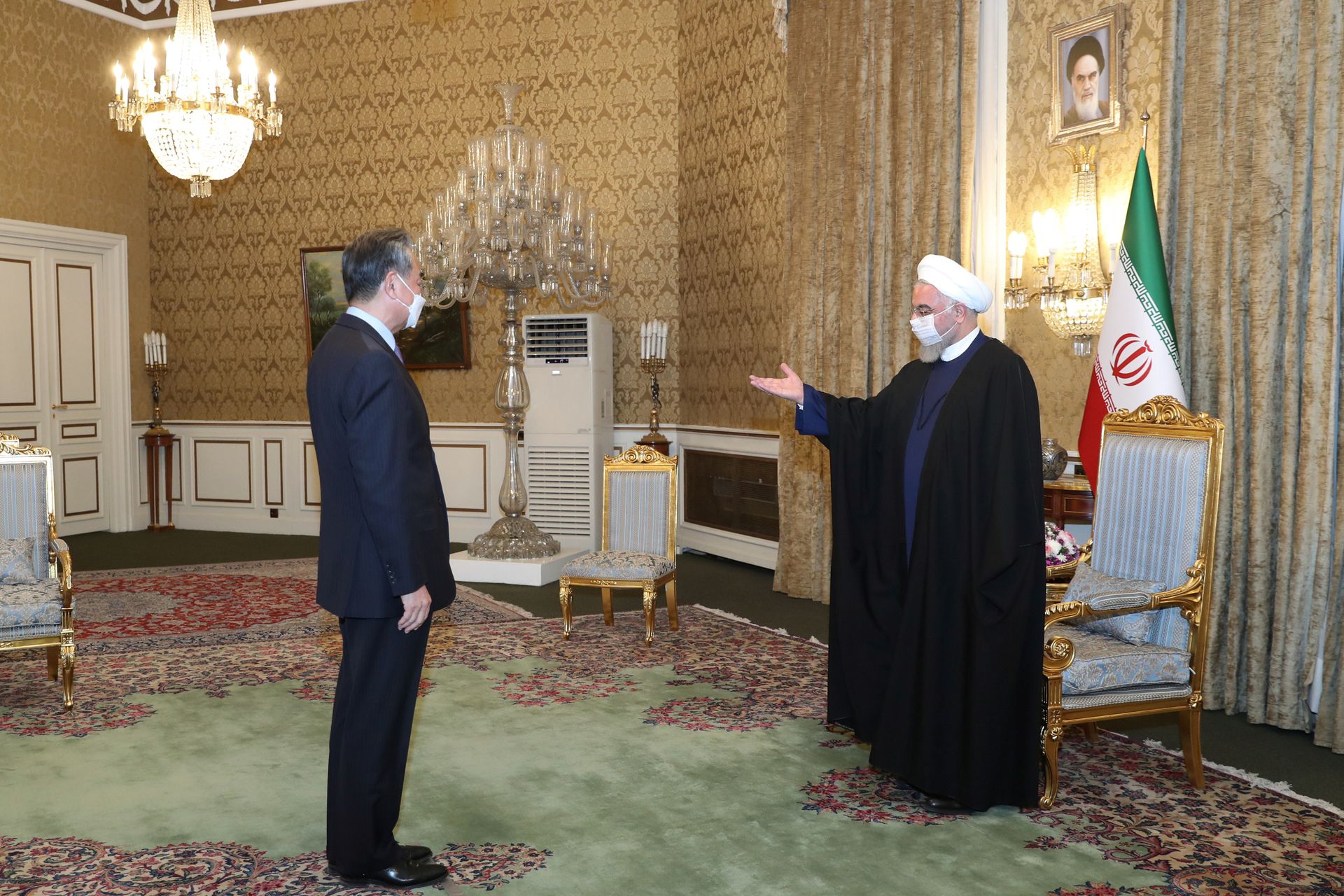 2021年3月27日，伊朗总统鲁哈尼（Hassan Rouhani）在德黑兰会见王毅。（Reuters）