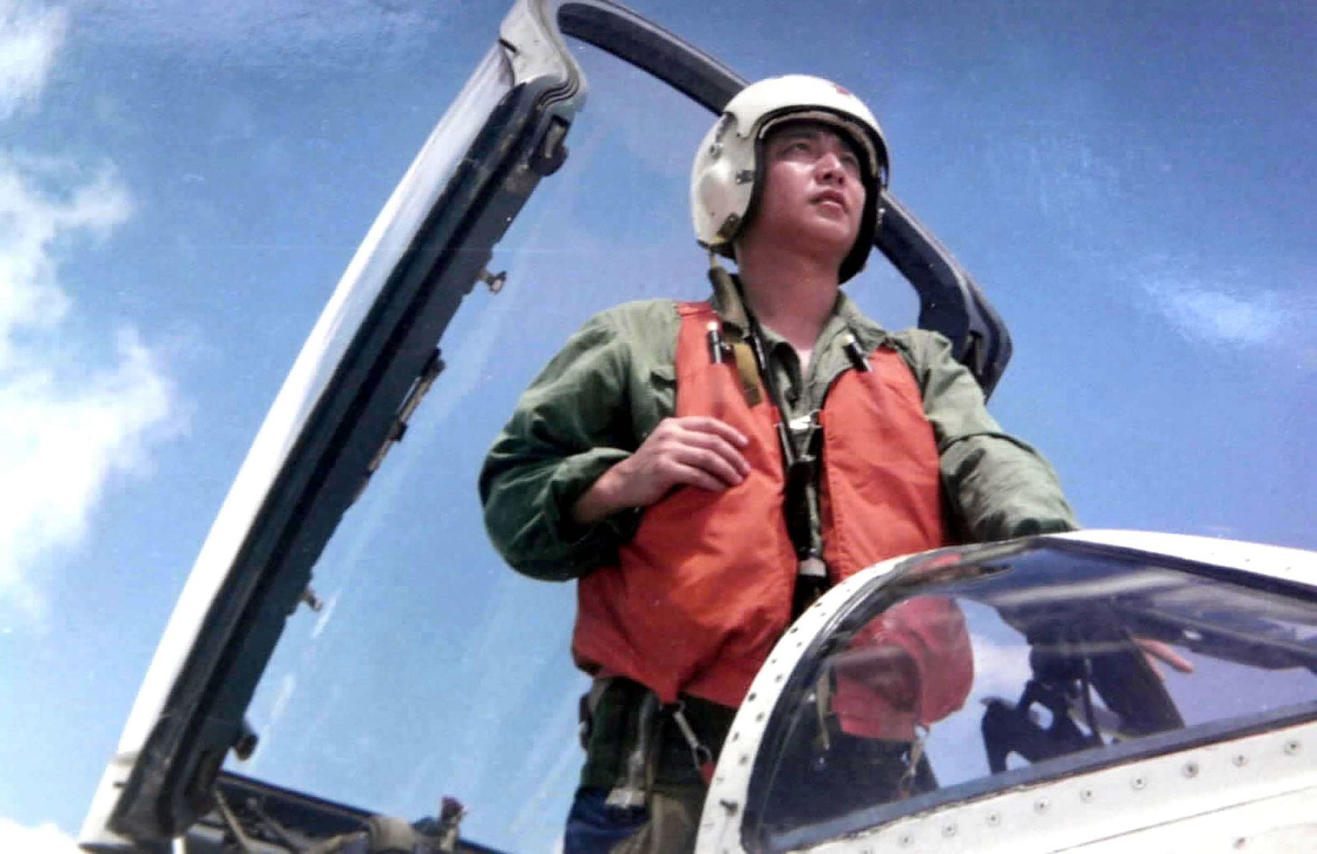 2001年中美军机南海相撞事件，标志着美国介入西太平洋局势的划分点。图为中国飞行员王伟站在战机驾驶舱内。（Getty）
