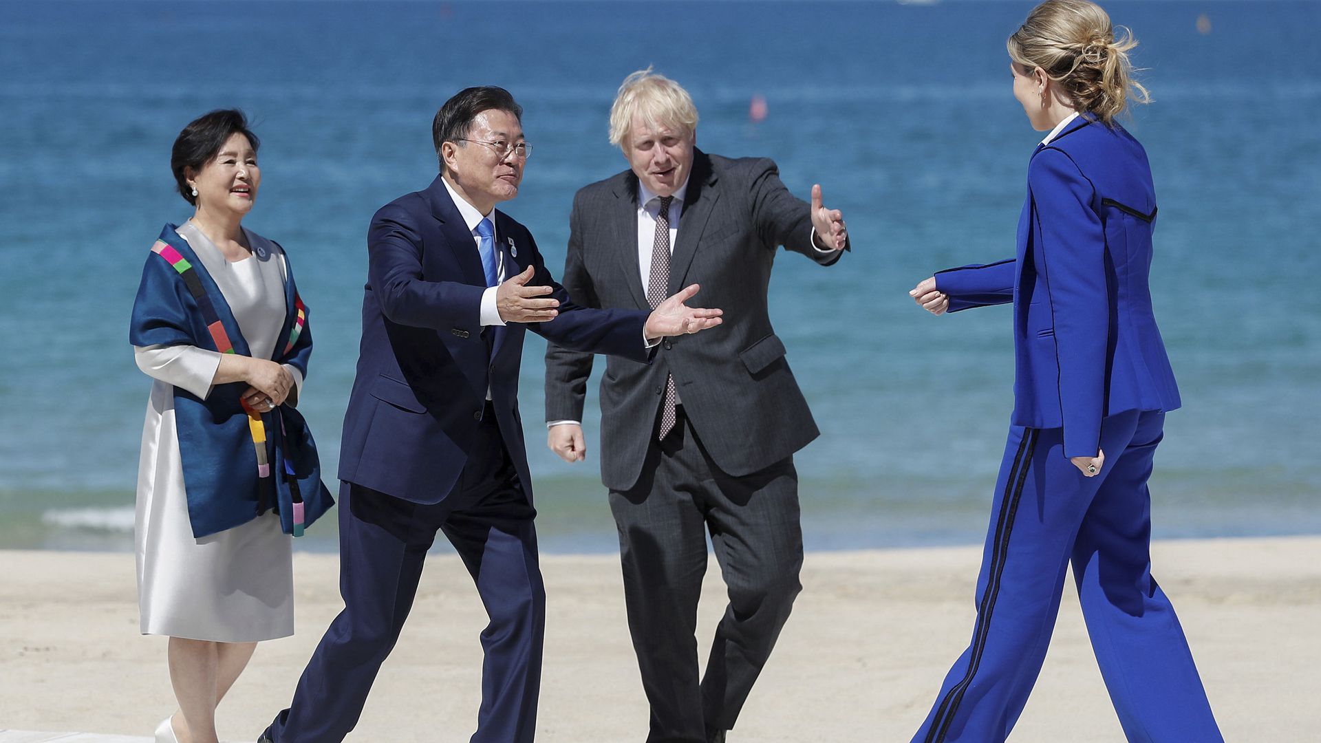 G7合影文在寅为何进入前排最中心阵容真相曝光 图 多维新闻 全球 G7合影文在寅为何进入前排最中心阵容真相曝光 图 多维新闻 全球