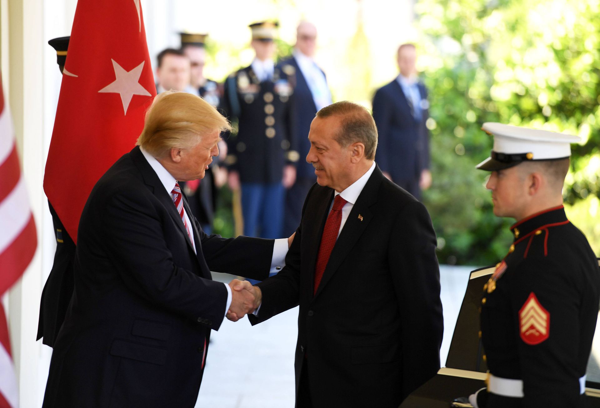 尽管土美关系近年来龃龉不断，但囿于双方均为北约盟友的特殊身份，安卡拉&华盛顿之间始终维持着必要的良性互动。图为2017年5月16日，美国总统特朗普（Donald Trump）在白宫欢迎到访的土耳其总统埃尔多安。  （新华社）