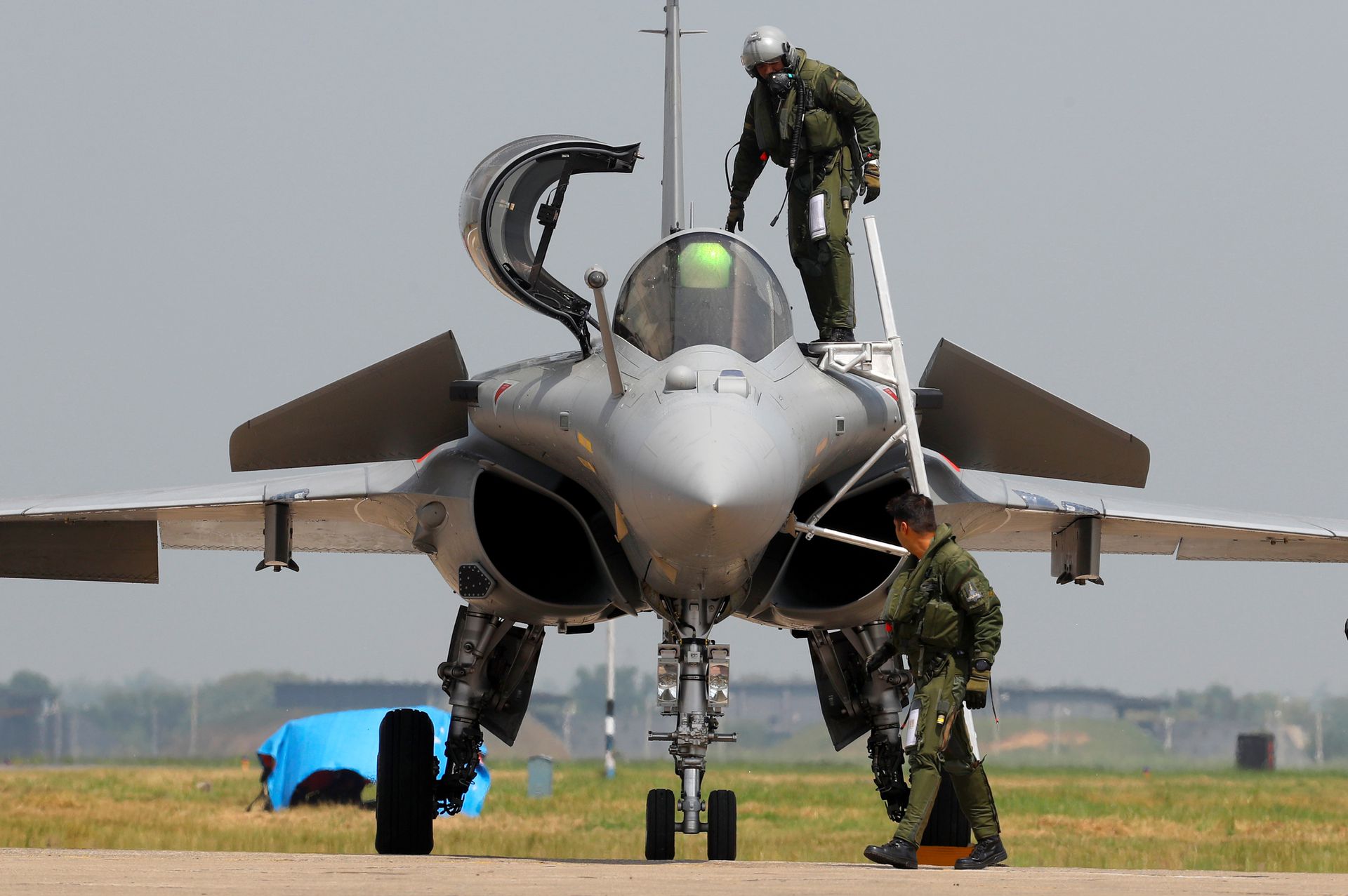 在印度安巴拉的一个空军基地，一名印度空军飞行员从一架阵风战斗机中出来。（Reuters）