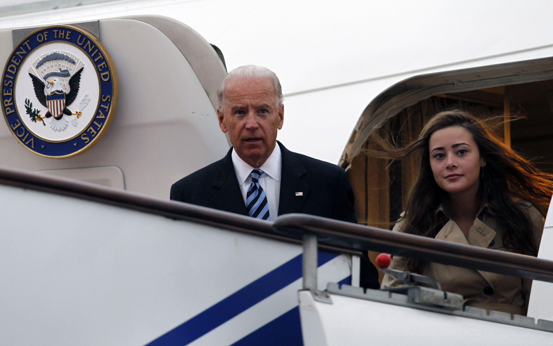 2011年8月17日,时任美国副总统拜登与孙女娜奥米(Naomi Biden)抵达北京,这是拜登就任副总统以来首次访华。(Reuters) 2011年8月17日,时任美国副总统拜登与孙女娜奥米(Naomi Biden)抵达北京,这是拜登就任副总统以来首次访华。(Reuters)