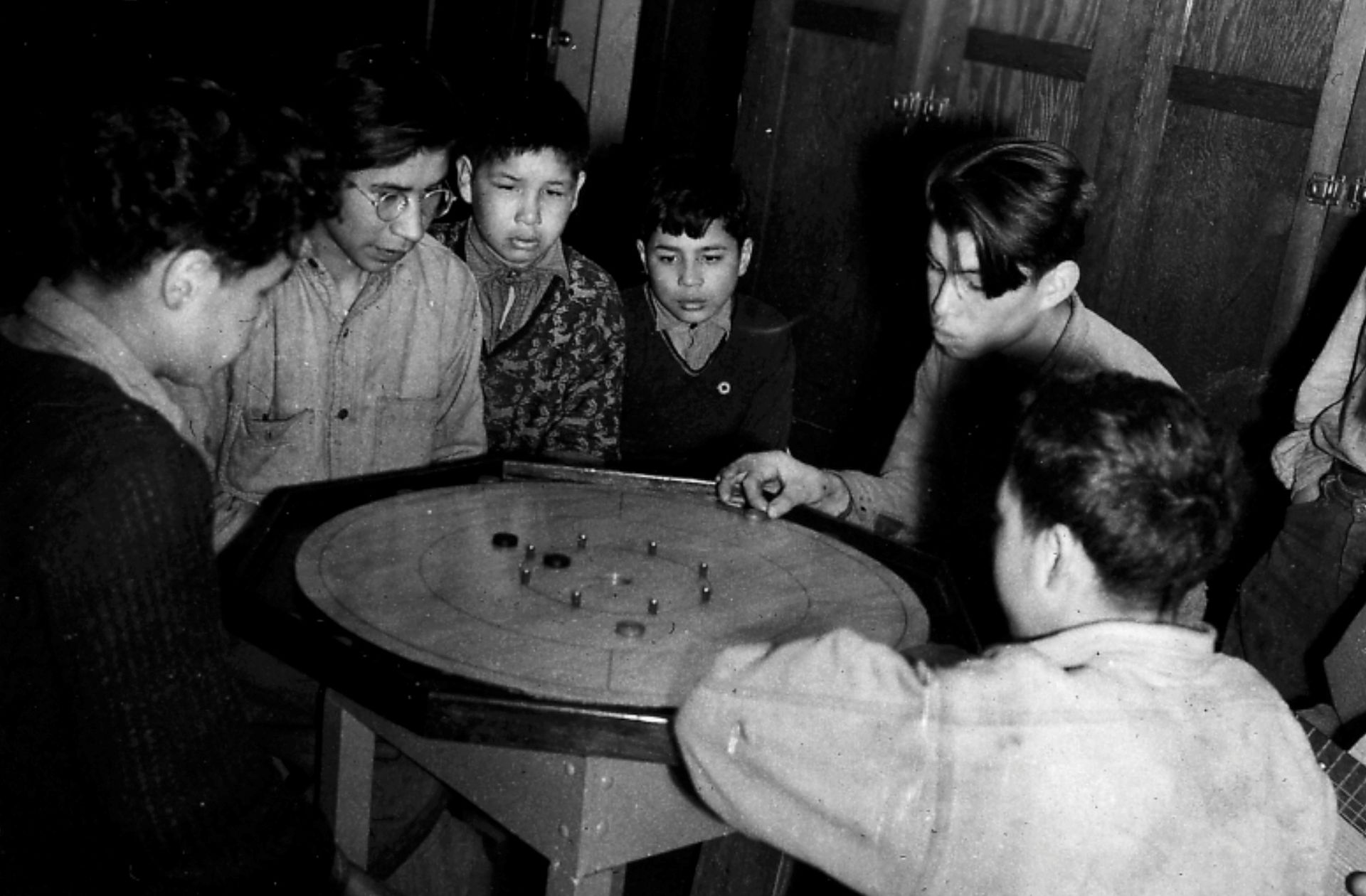 男孩们在Sault Ste的Shingwauk印第安寄宿学校玩Crokinole棋盘游戏。（Reuters）