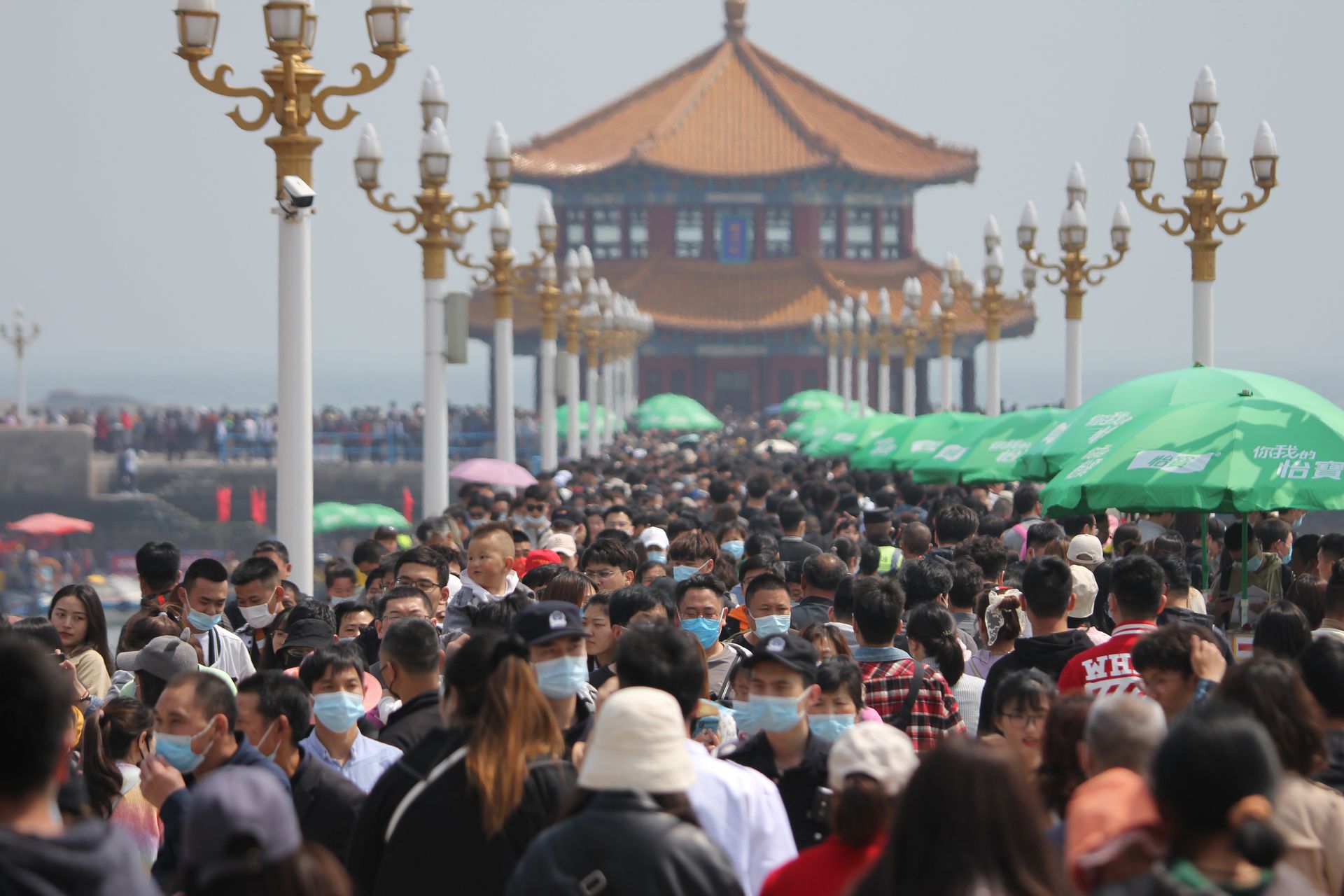 2021年5月1日，大批游人在青岛栈桥景区游玩。（视觉中国）