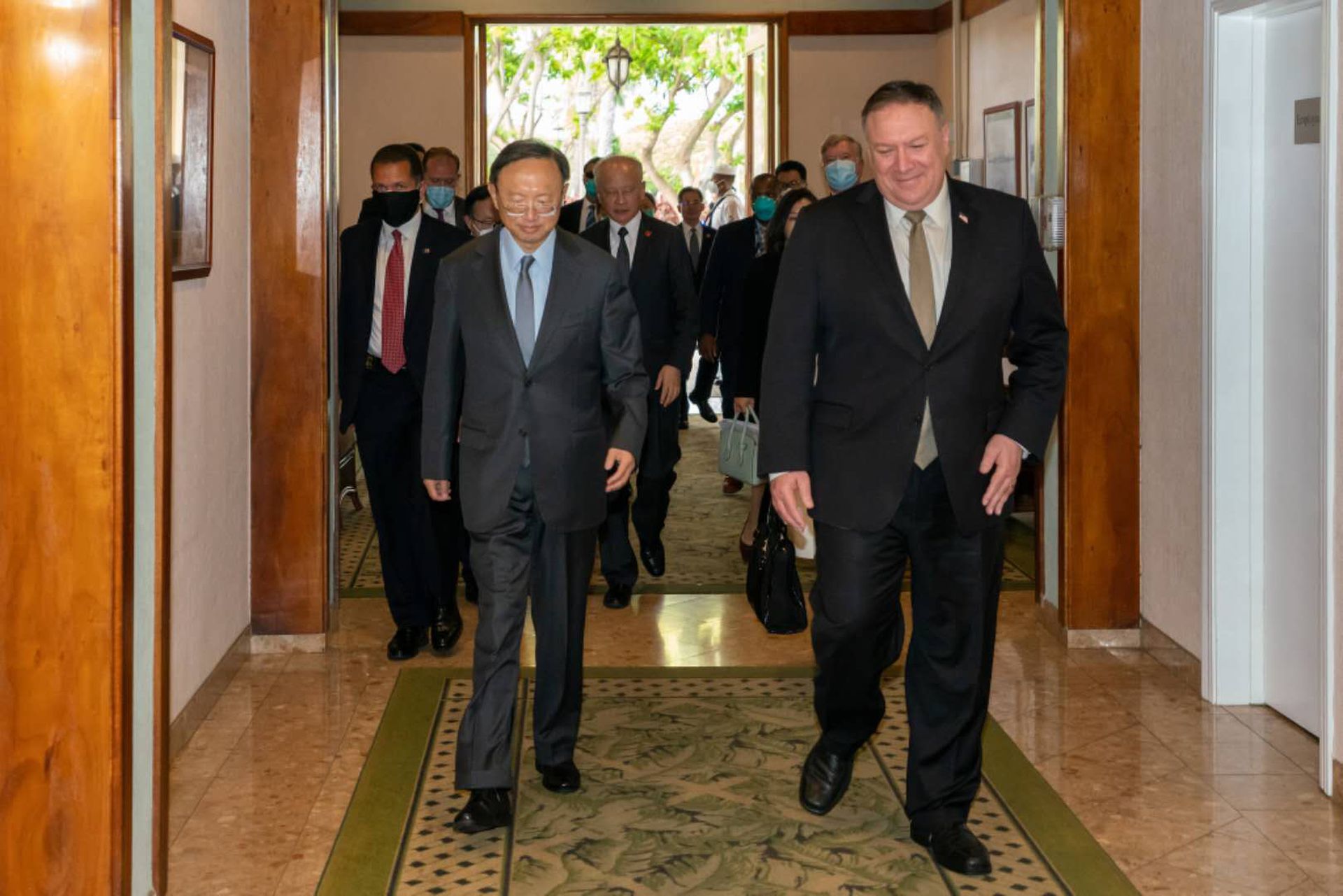 2020年6月17日，美国国务卿蓬佩奥在推特公布了同中国高官杨洁篪的会晤照片。7月13日，蓬佩奥声明中提到杨洁篪有关南海“大国和小国”的表述。（Twitter@SecPompeo）