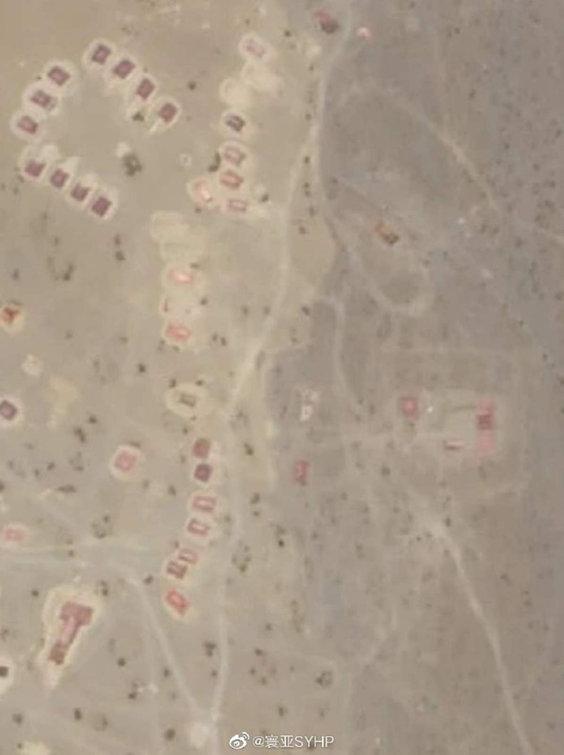 在班公湖的4号手指和6号手指(Finger 6)之间,可以看到至少186座中国预制小屋、庇护所和帐篷。(微博@寰亚SYHP) 在班公湖的4号手指和6号手指(Finger 6)之间,可以看到至少186座中国预制小屋、庇护所和帐篷。(微博@寰亚SYHP)