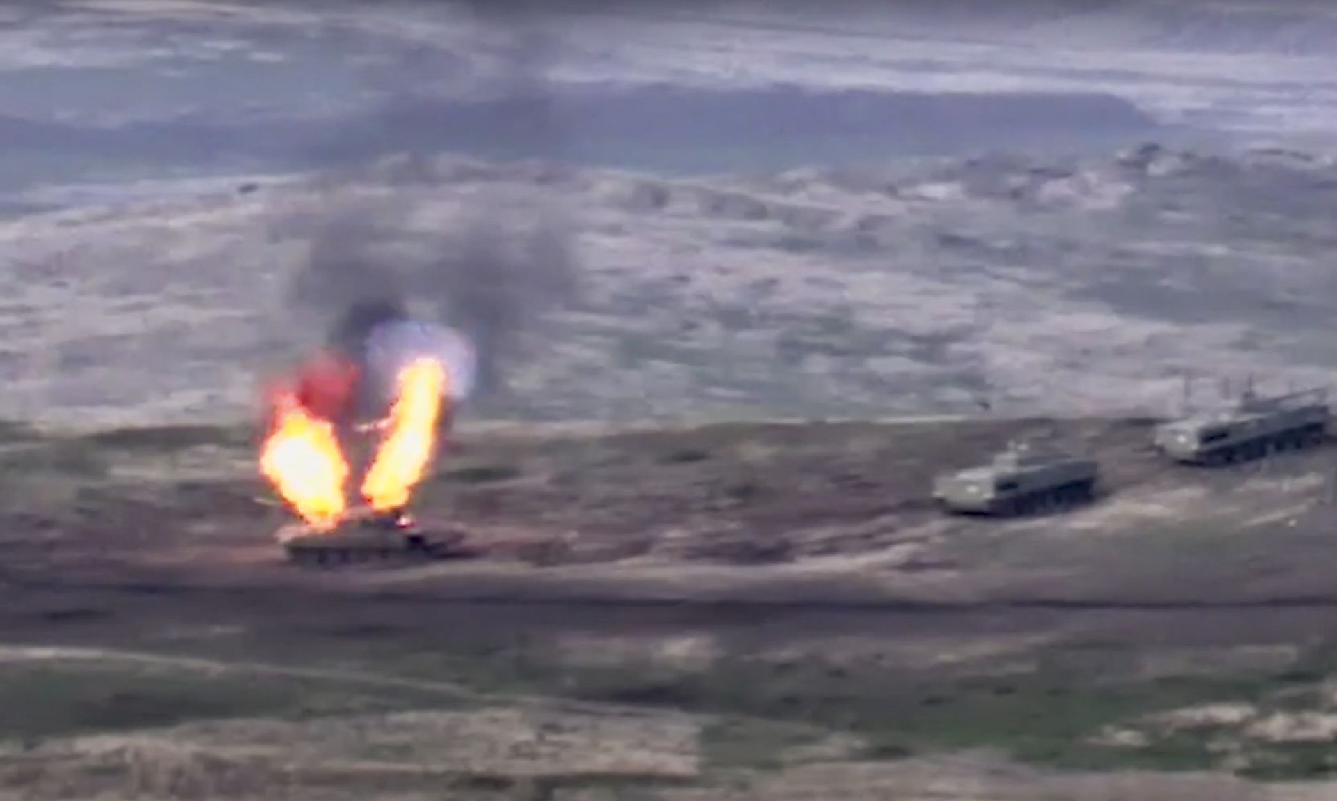 2020年9月27日，亚美尼亚武装力量在纳卡地区开炮摧毁阿塞拜疆坦克画面。（AP）