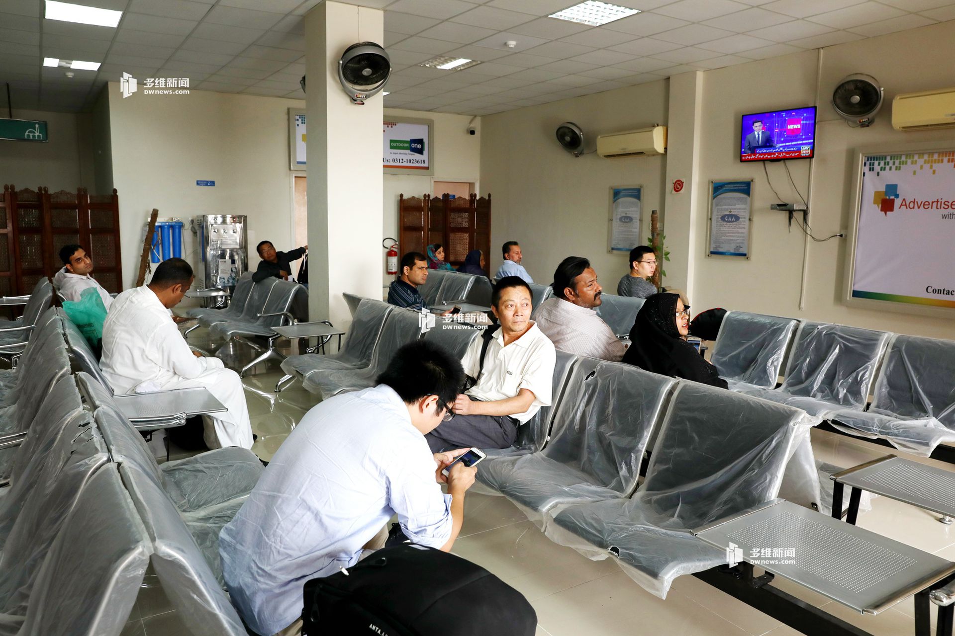 瓜达尔机场里面候机的中国人，现在的机场很小，每周也只有几趟去往卡拉奇的航班。中国民航将承建瓜达尔国际机场项目，建成后将成为巴基斯坦最大的机场。