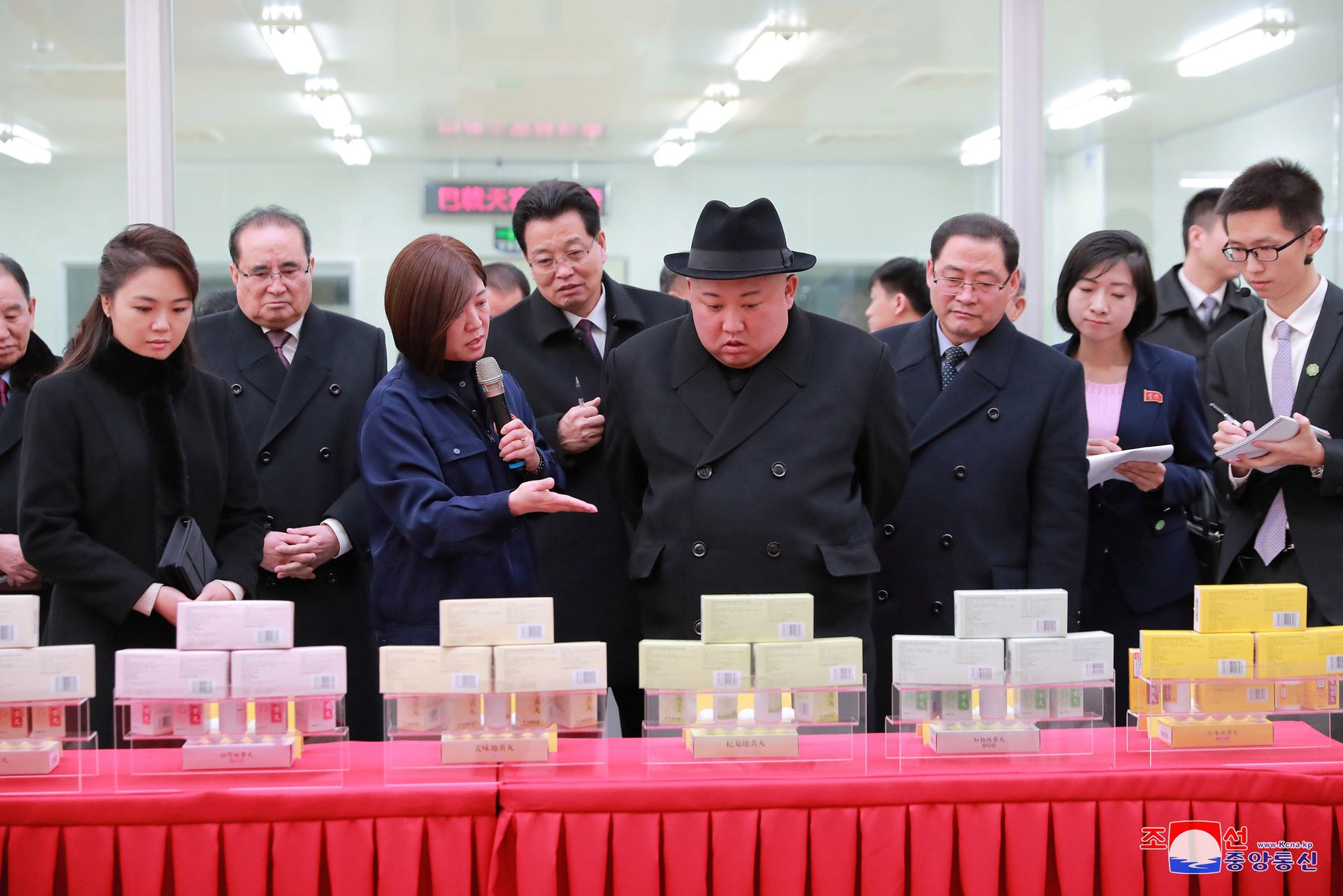 2019年1月10日，金正恩同随行人员一起参观北京同仁堂股份有限公司同仁堂制药分厂。（Reuters）