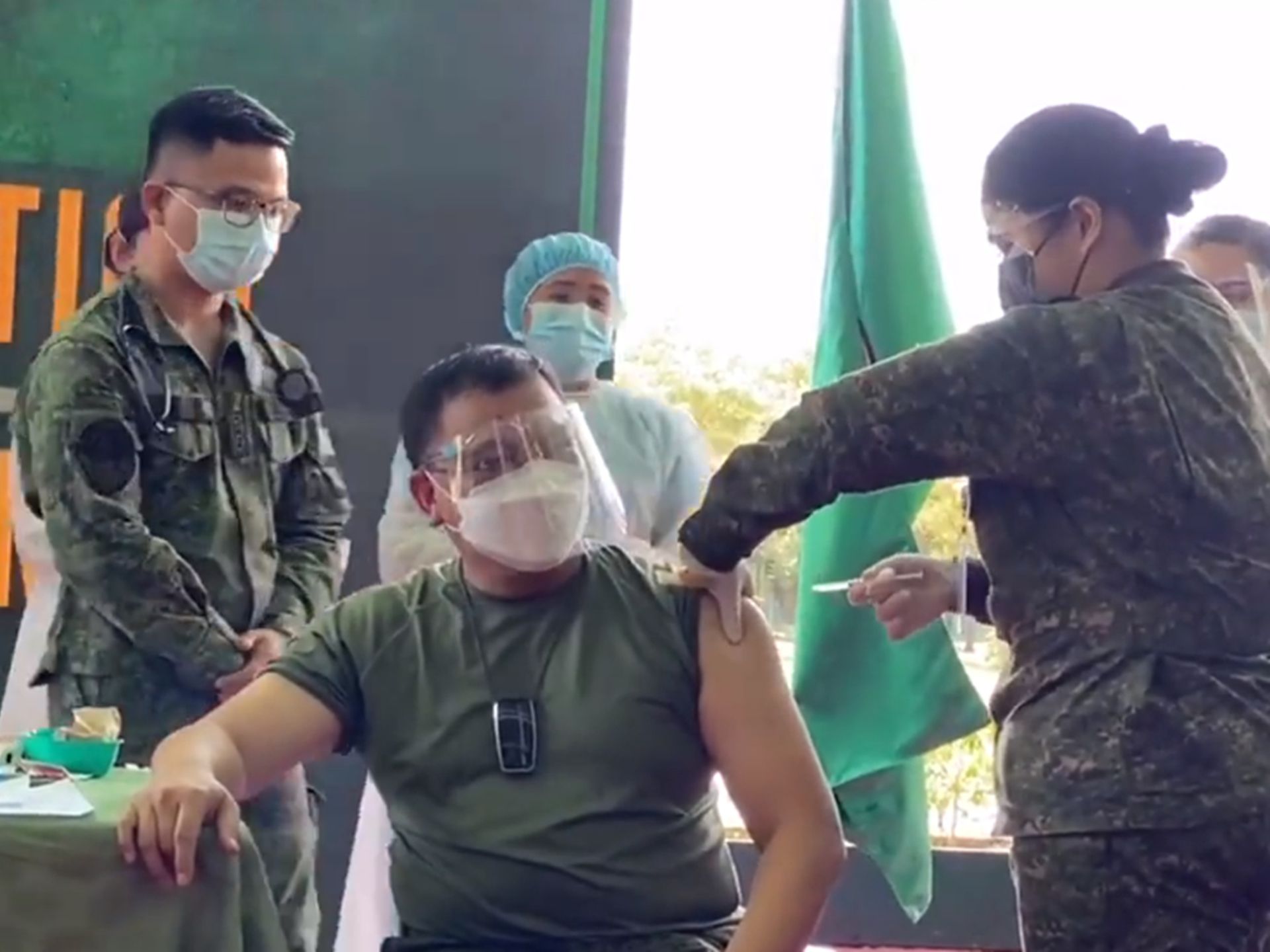 2021年3月2日，菲律宾军人开始接种中国科兴新冠疫苗。（中国央视新闻截图）
