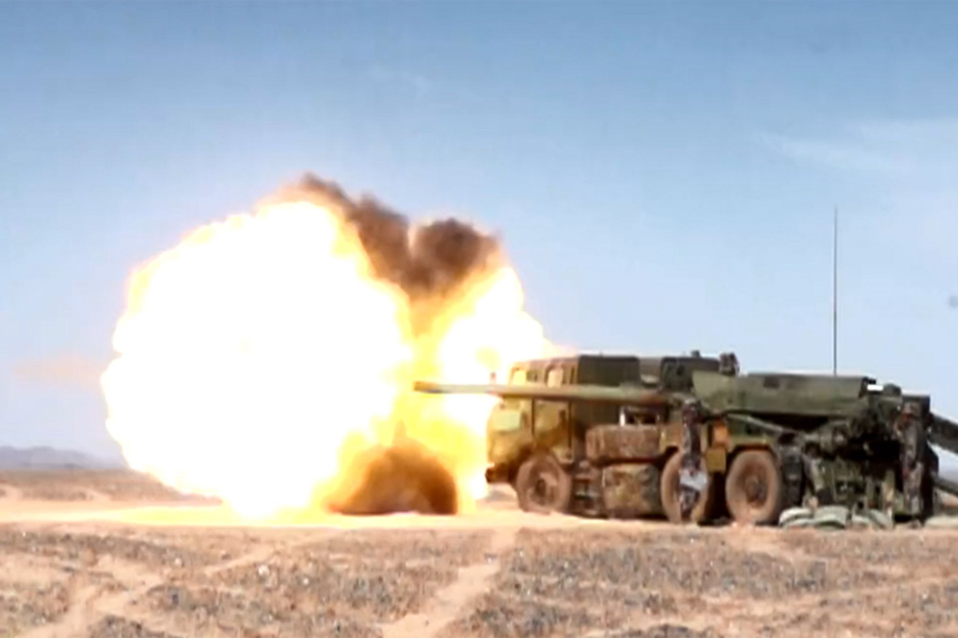 2020年6月上旬,中國人民解放軍第74集團軍炮兵部隊上高原進行實彈射擊演練。181型155毫米自行榴彈炮射程高達數十公里。(中國央視截圖) 2020年6月上旬,中國人民解放軍第74集團軍炮兵部隊上高原進行實彈射擊演練。181型155毫米自行榴彈炮射程高達數十公里。(中國央視截圖)