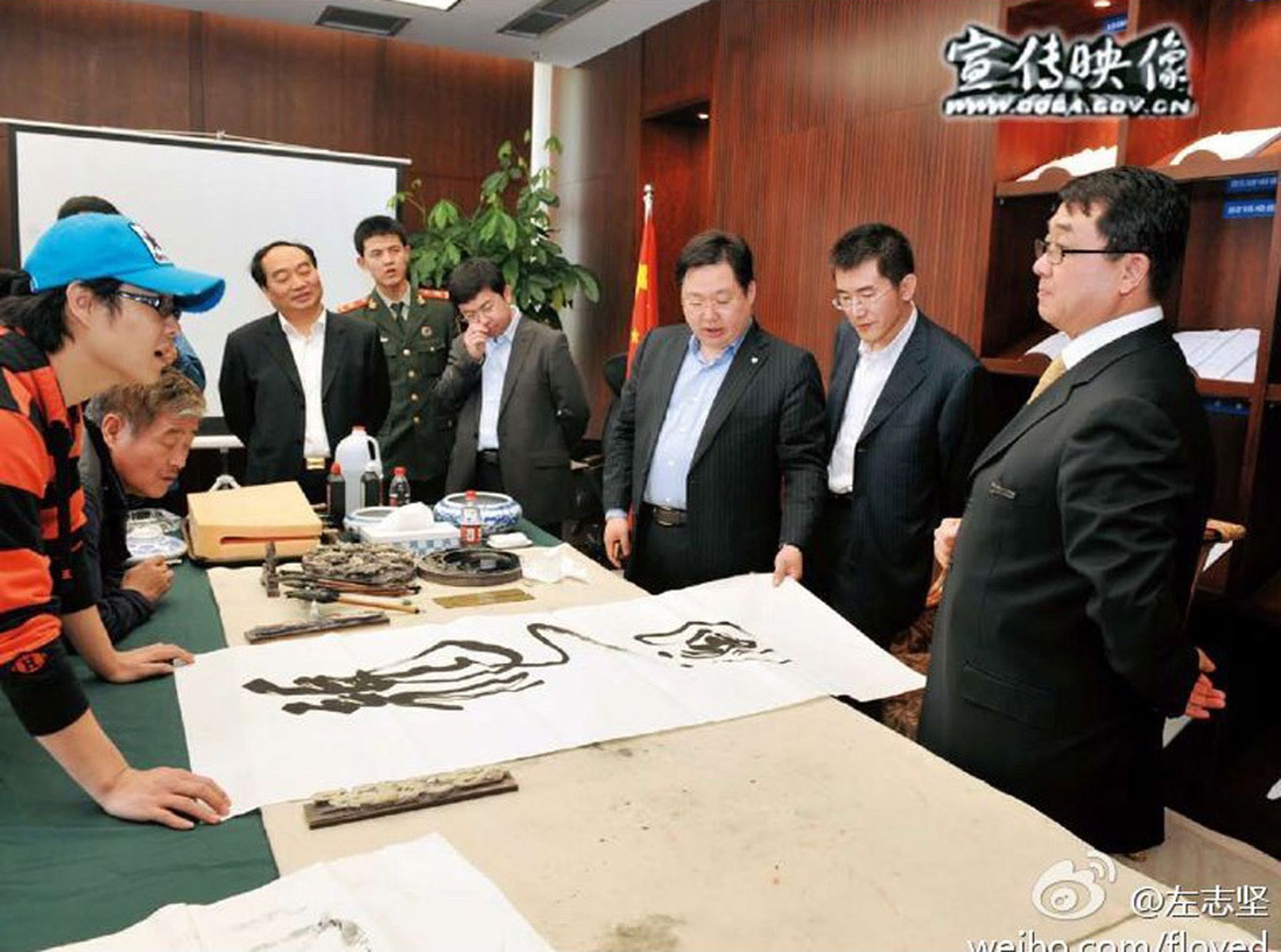 2010年4月25日,商人徐明、赵本山、小沈阳、当地官员雷政富等围观王立军的现场书法秀。(Twitter@knowledgeishigh)