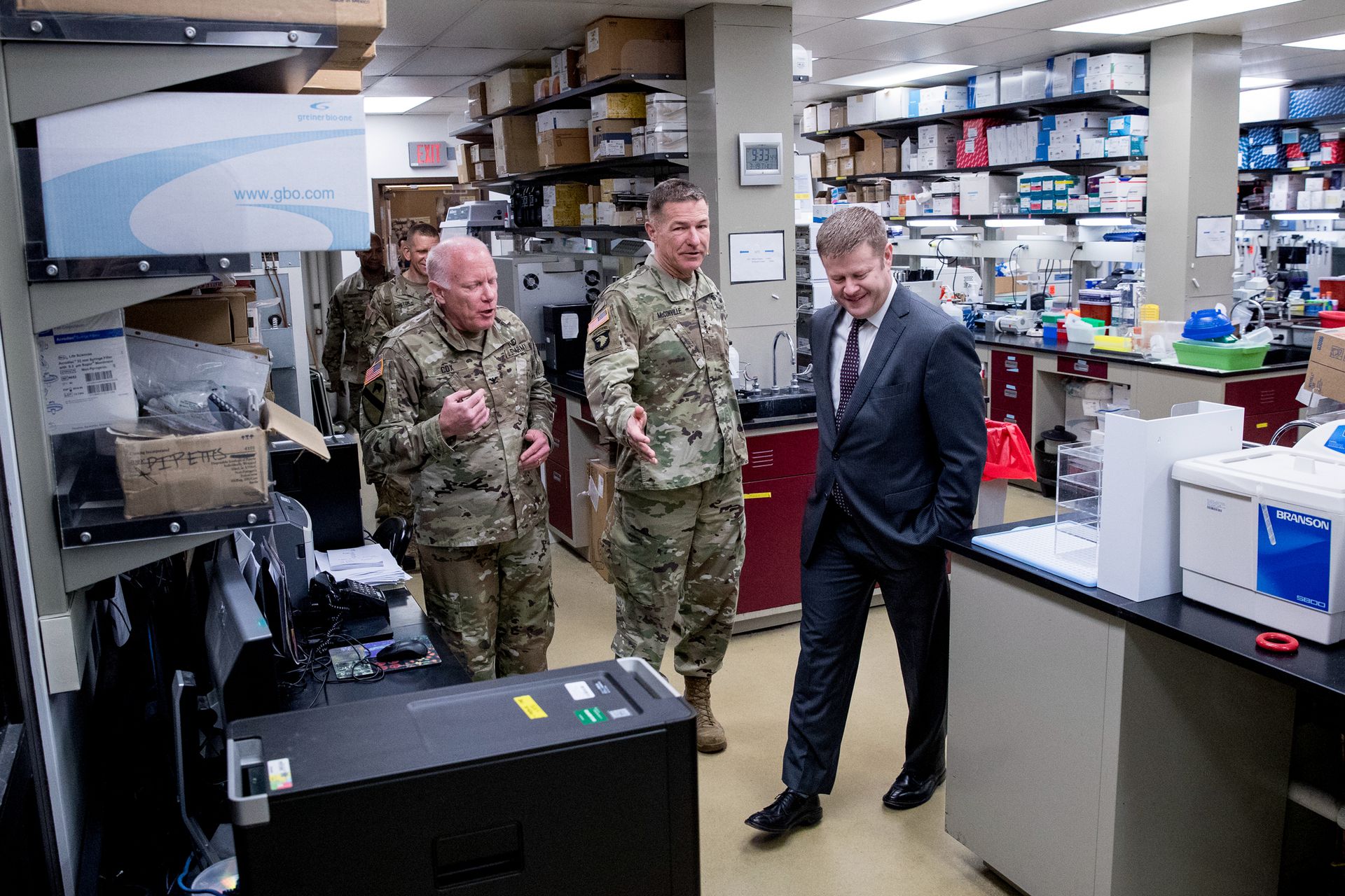 美国陆军高院参观位于美国德里克堡的美国陆军医学研究与发展司令部的实验室。（AP）