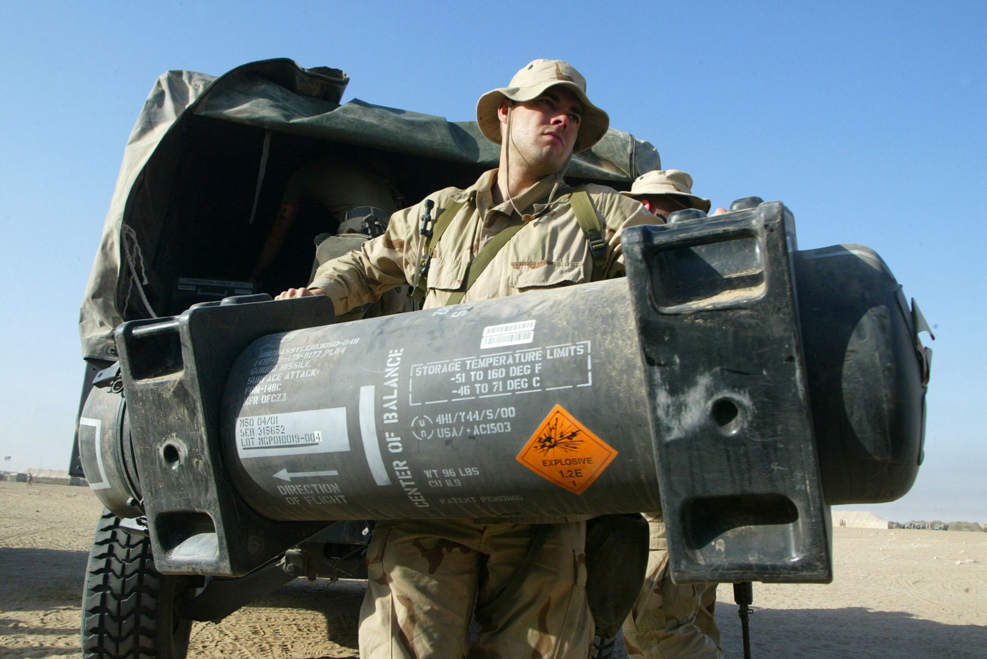 一名武装人员抱着一枚“标枪”反坦克导弹。（Getty）