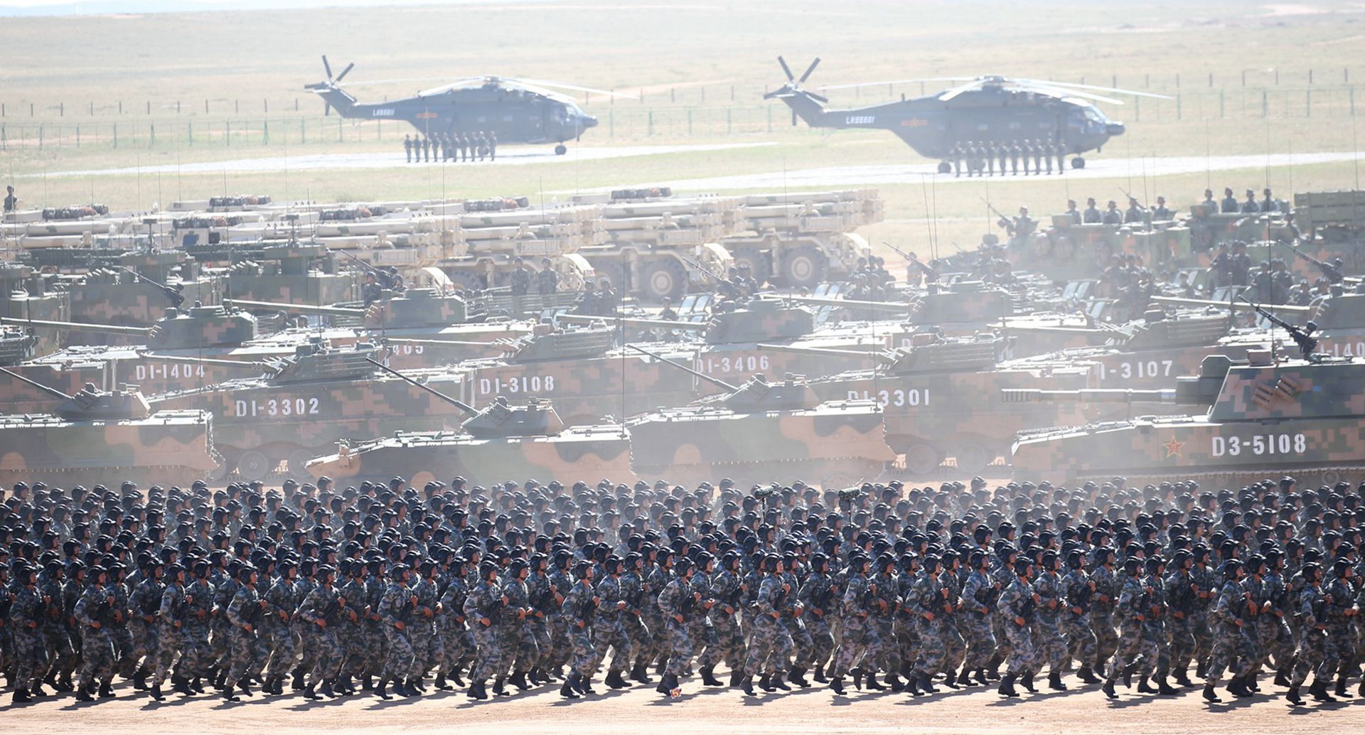 2017年7月30日，庆祝中国人民解放军建军90周年阅兵在位于内蒙古的朱日和训练基地举行。（新华社）