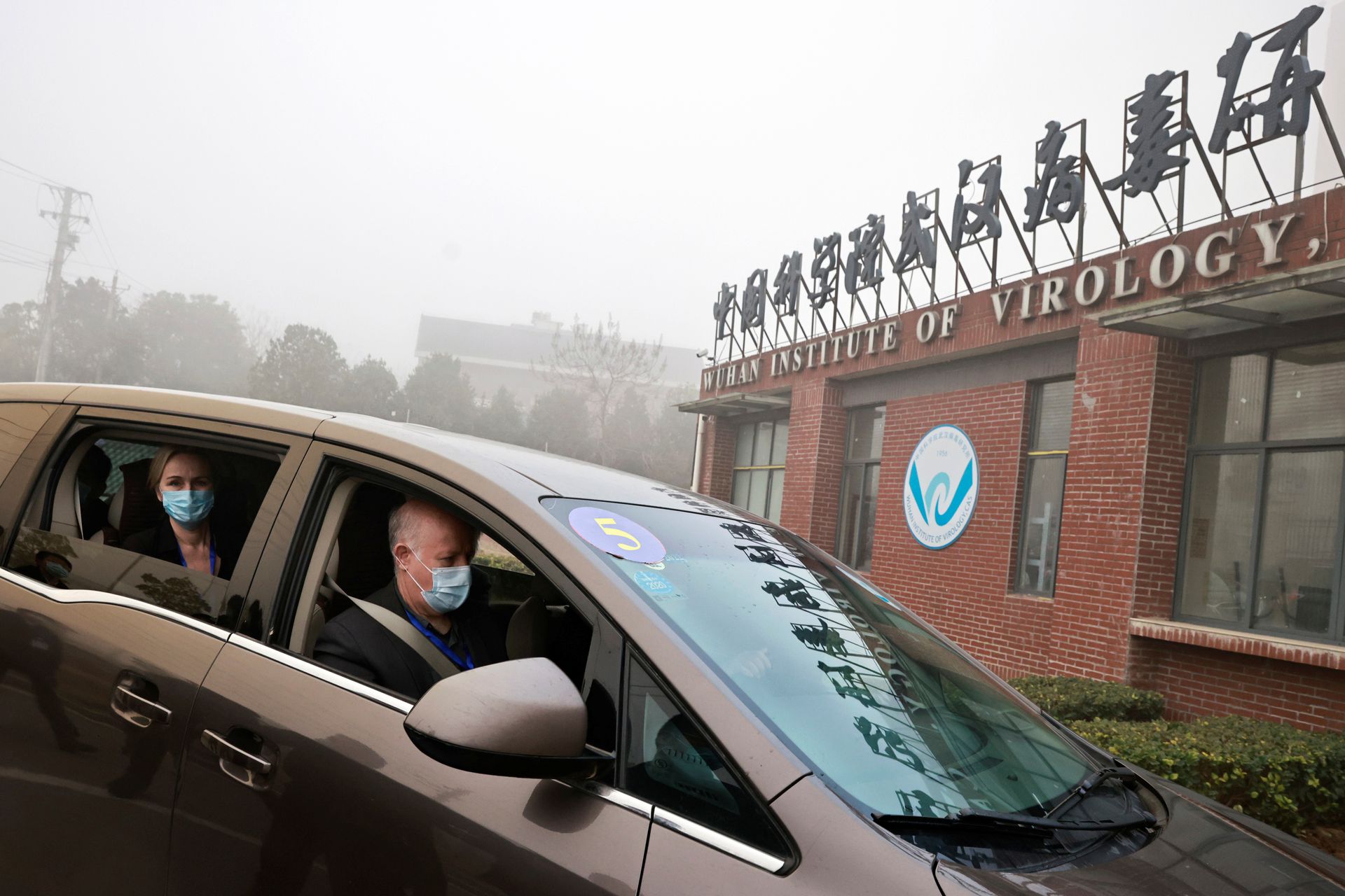 2021年2月3日，世卫专家组乘车抵达武汉病毒研究所。（Reuters）