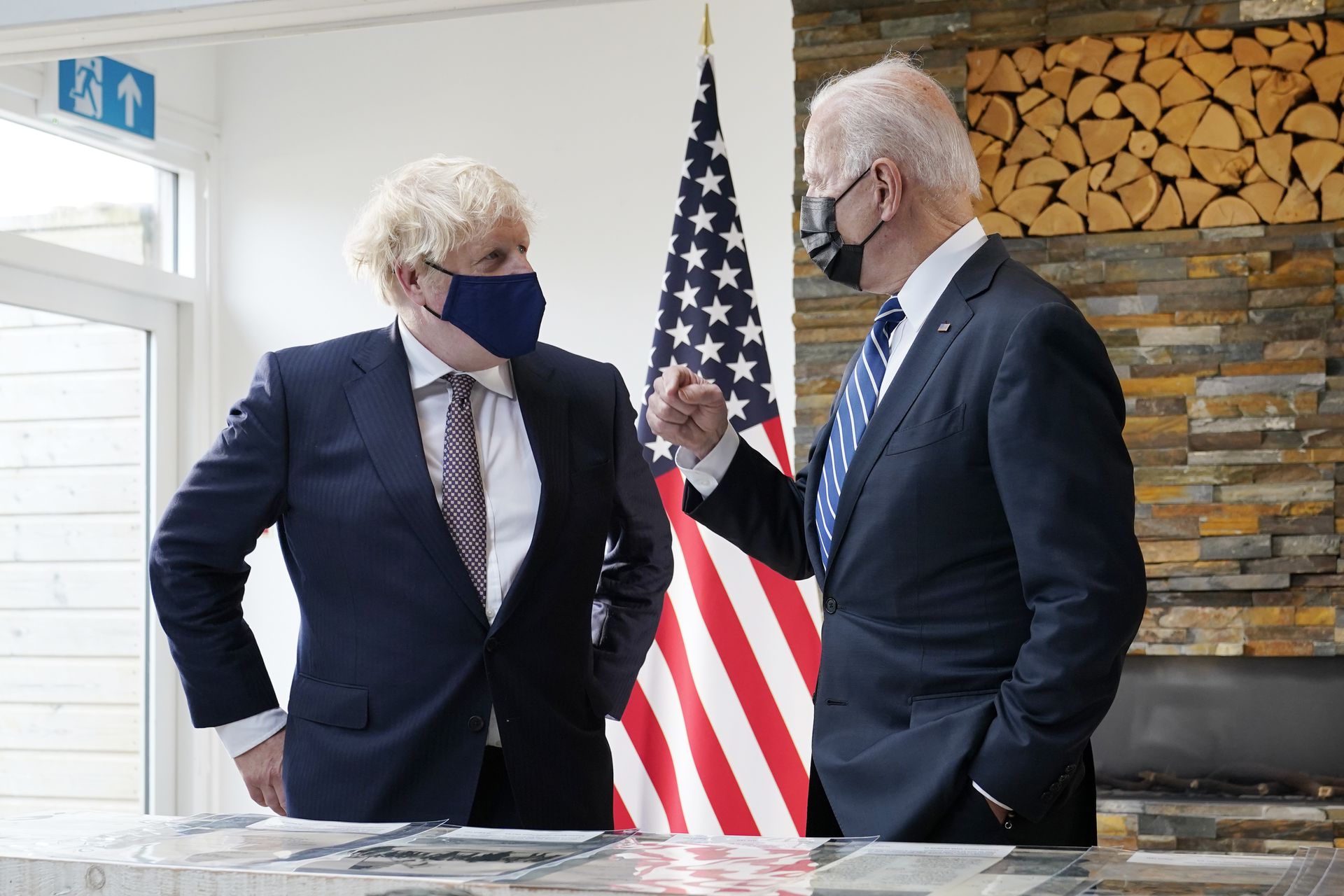 2021年6月10日，英国首相约翰逊与美国总统拜登会谈画面。（AP）