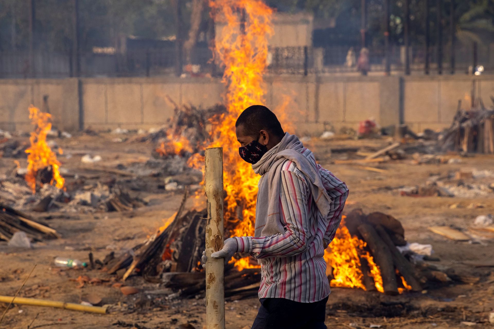 印度当地一家火葬场老板称，近几周，根据印度新冠防疫规范火化的遗体数量上升了5倍，他们“没日没夜地工作，焚化炉全天候开工”。（Reuters）