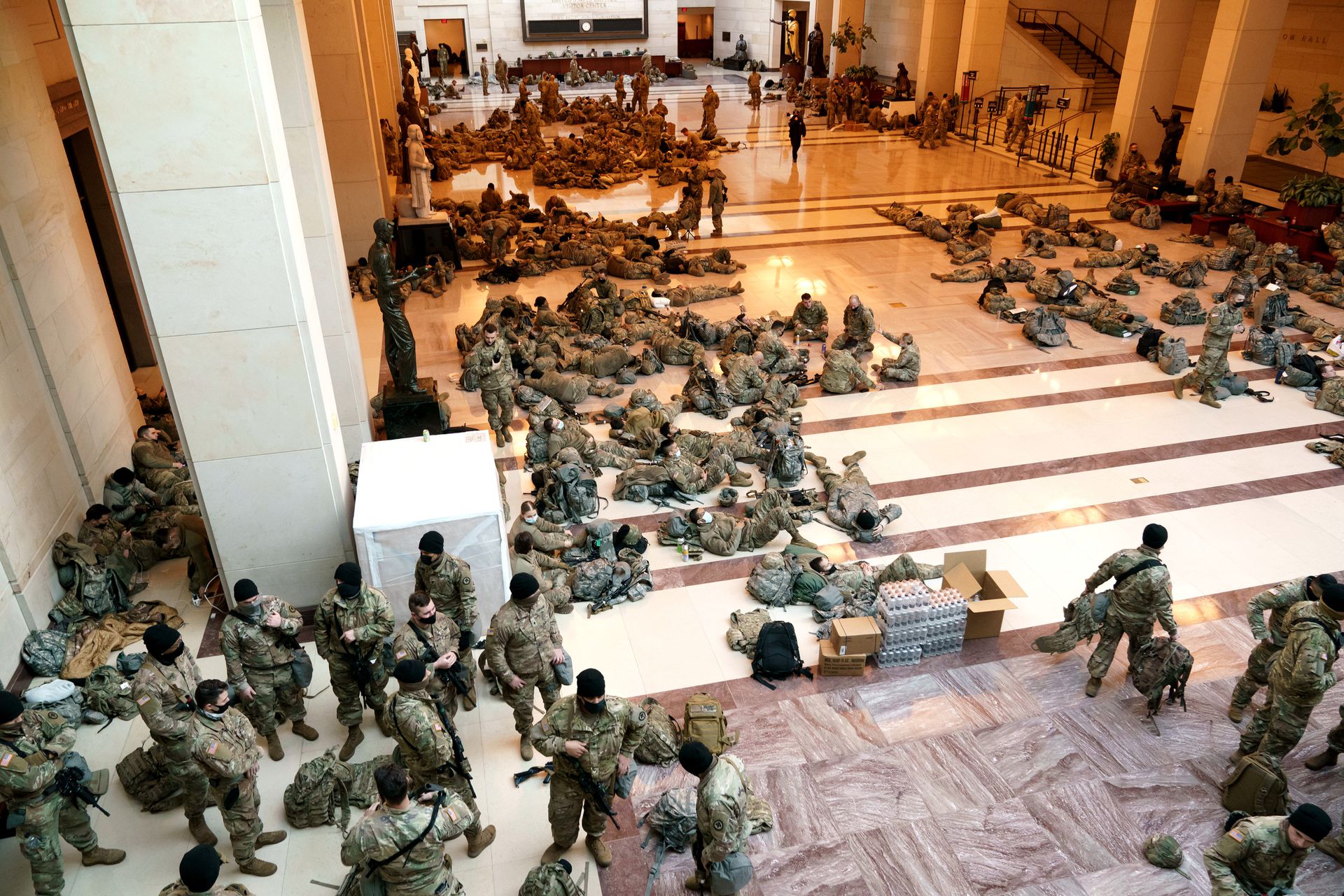 2021年1月13日，美国国民警卫队队员聚集在华盛顿国会大厦，不少队员躺在国会大厦地砖上休息。（AP）