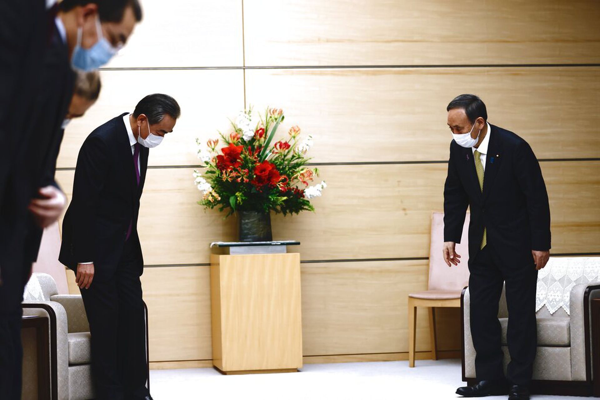王毅11月25日在日本首相官邸会晤了日本首相菅义伟。（AP）