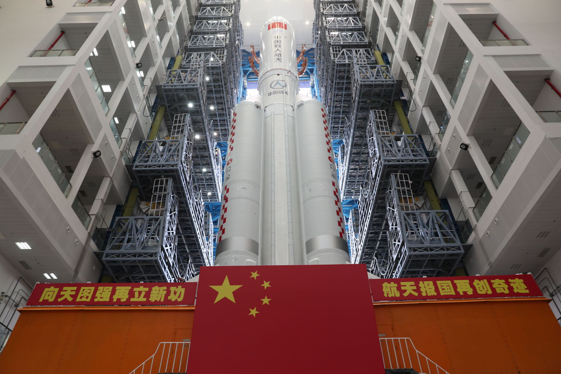 2021年4月23日，中国空间站“天和”核心舱与长征五号B遥二运载火箭组合体转运至发射区。（ 新华社）