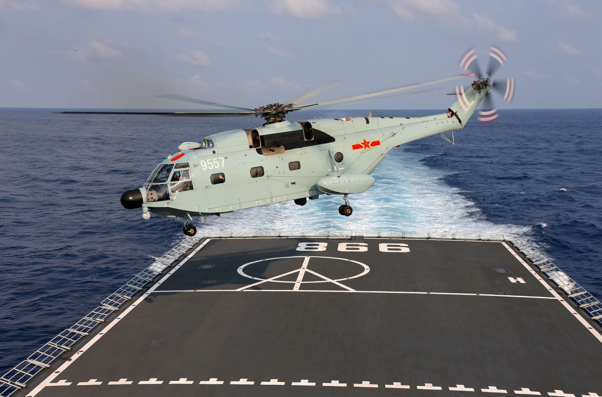 直-18舰载直升机从071型登陆舰首舰昆仑山舰上起飞。（视觉中国）