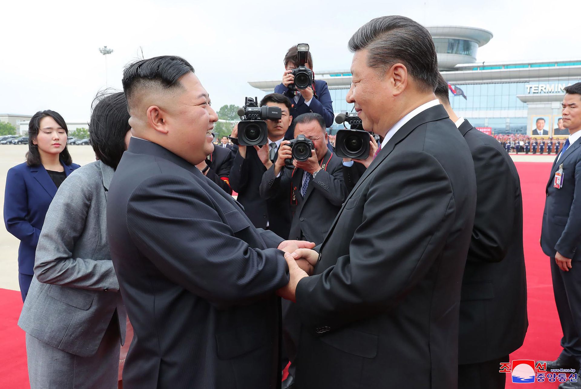 2019年6月21日，朝鲜官方公开金正恩在机场与习近平握手照片。（AP）