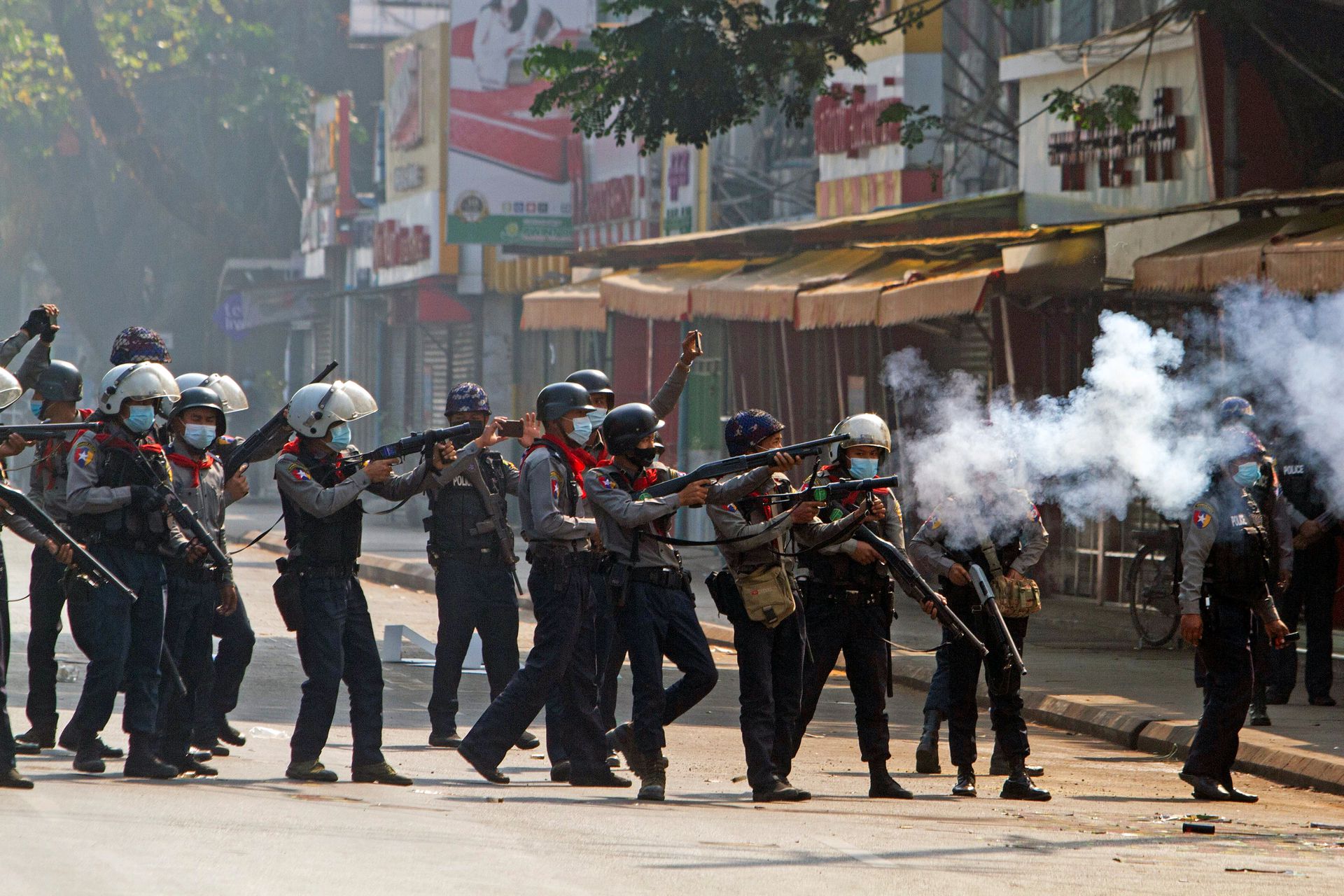 对此，缅甸军警使用催泪瓦斯展开压制。（路透社）