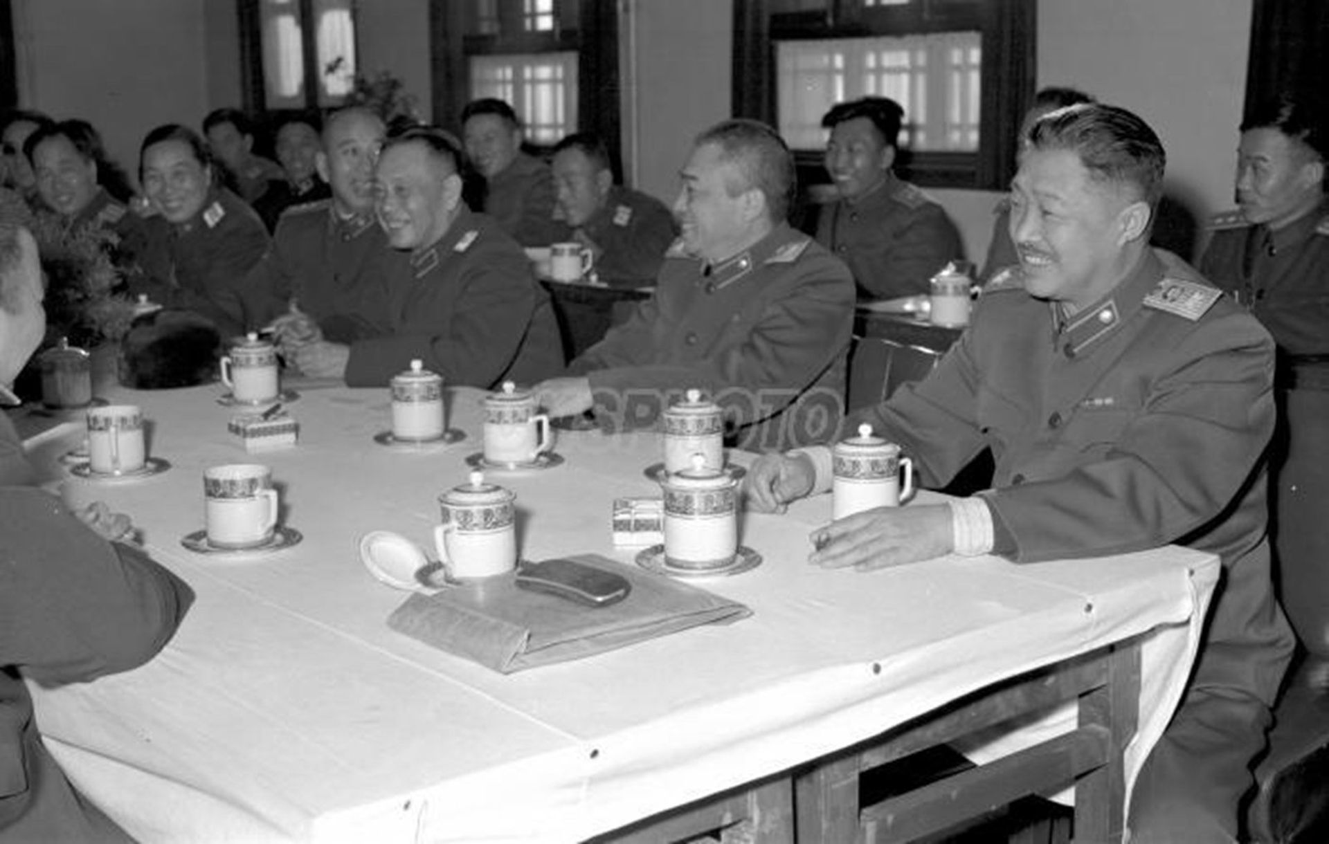 在中共建政初的军队整编中,王震的第1兵团与陶峙岳第21兵团大部分转业从事生产,组建了新疆生产建设兵团,图为1957年贺龙(右一)、彭德怀(右二)和陶峙岳(右三)等在第一届全国人大五次会议上。(视觉中国) 在中共建政初的军队整编中,王震的第1兵团与陶峙岳第21兵团大部分转业从事生产,组建了新疆生产建设兵团,图为1957年贺龙(右一)、彭德怀(右二)和陶峙岳(右三)等在第一届全国人大五次会议上。(视觉中国)