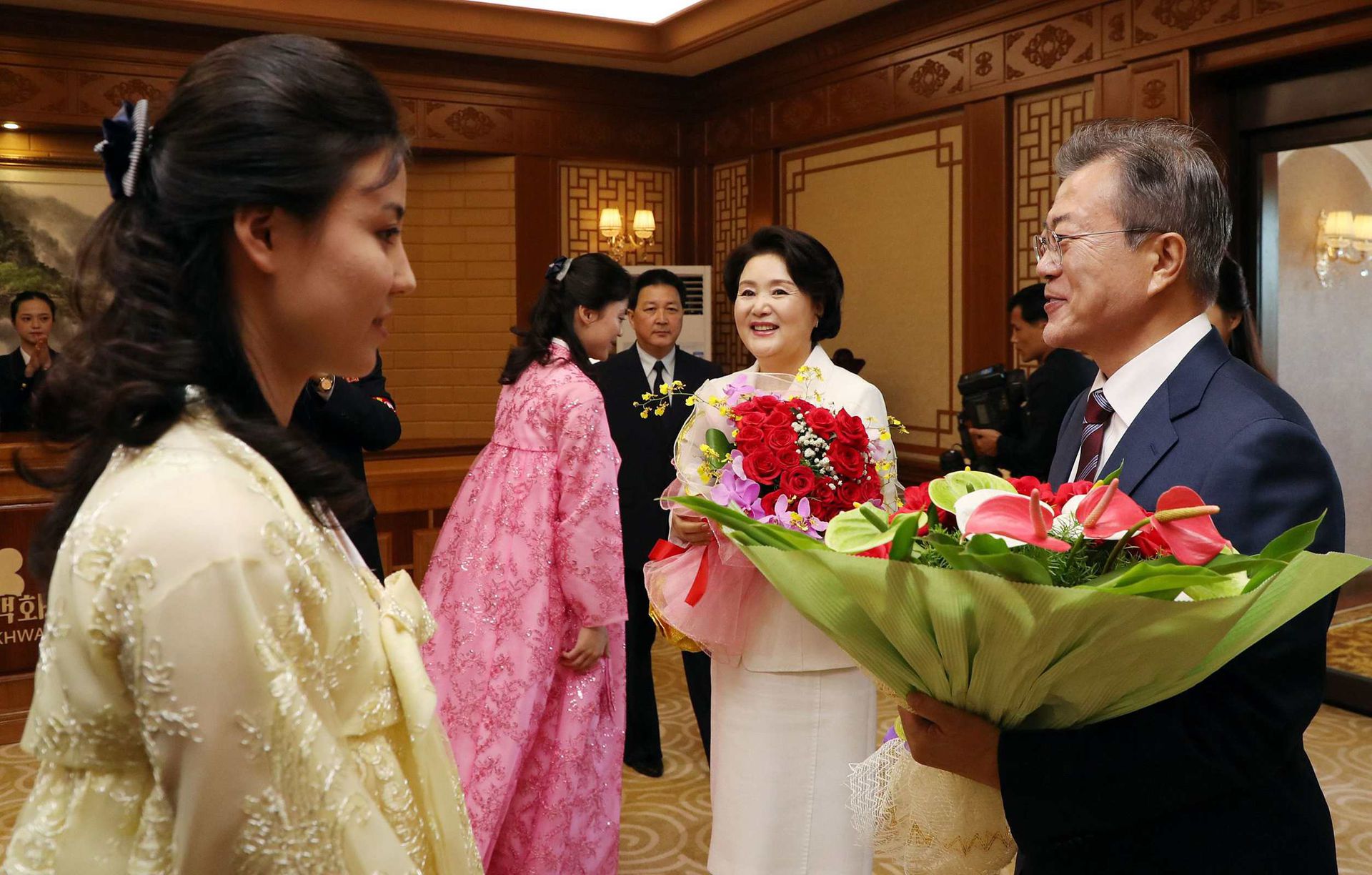 2018年9月18日，文在寅夫妇访问朝鲜，抵达下榻酒店收到鲜花。（Reuters）