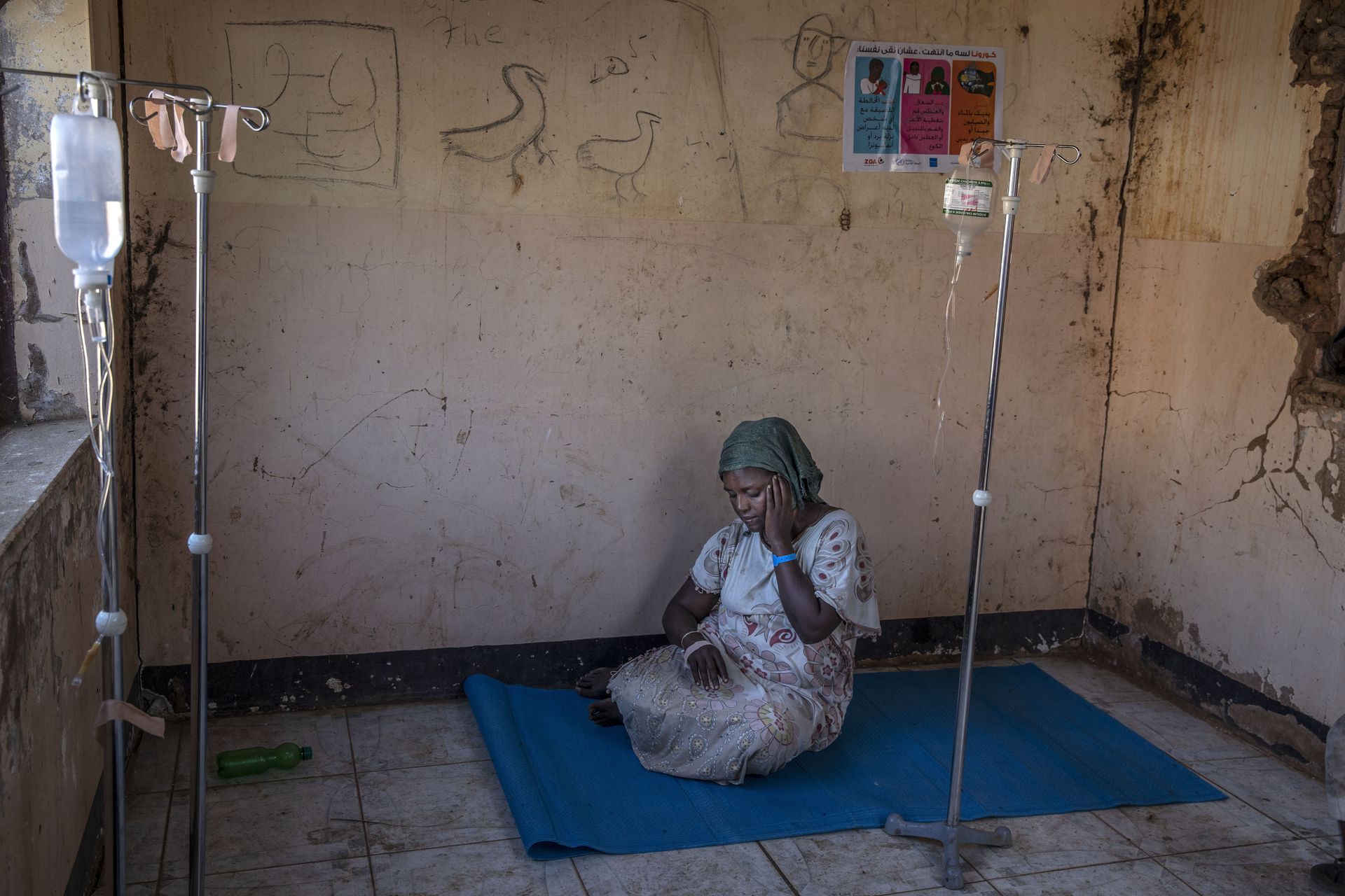 2020年11月25日星期三，苏丹东部Qadarif，一名逃离埃塞俄比亚提格雷地区冲突的提格雷妇女在Umm Rakouba难民营的一家诊所等待治疗。（AP）