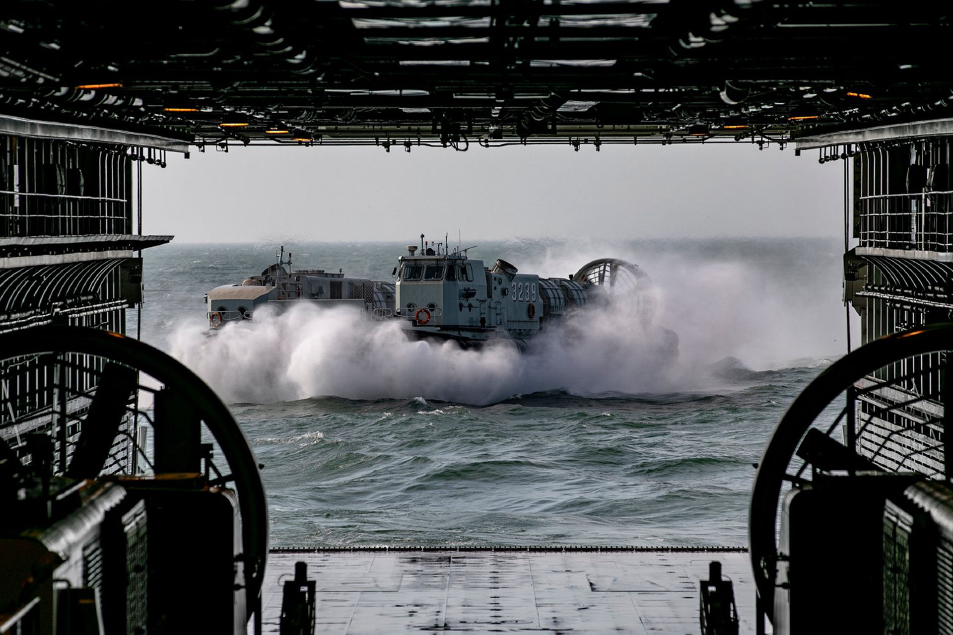 解放军演练登陆作战。图为从登陆舰舱内看登陆艇。(微博@东部战区) 解放军演练登陆作战。图为从登陆舰舱内看登陆艇。(微博@东部战区)