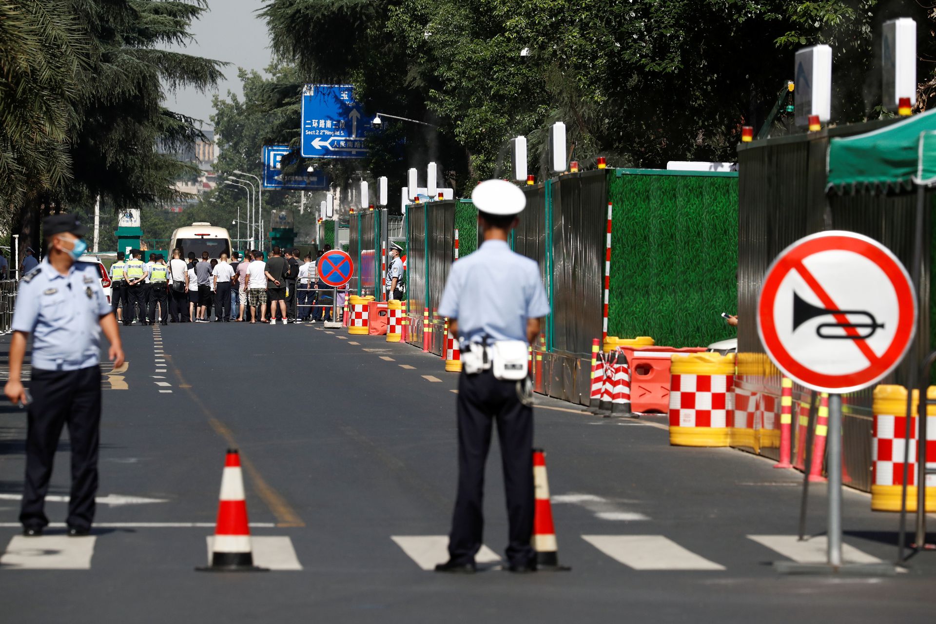 警察封锁了总领馆周边的街道区域。(Reuters) 警察封锁了总领馆周边的街道区域。(Reuters)