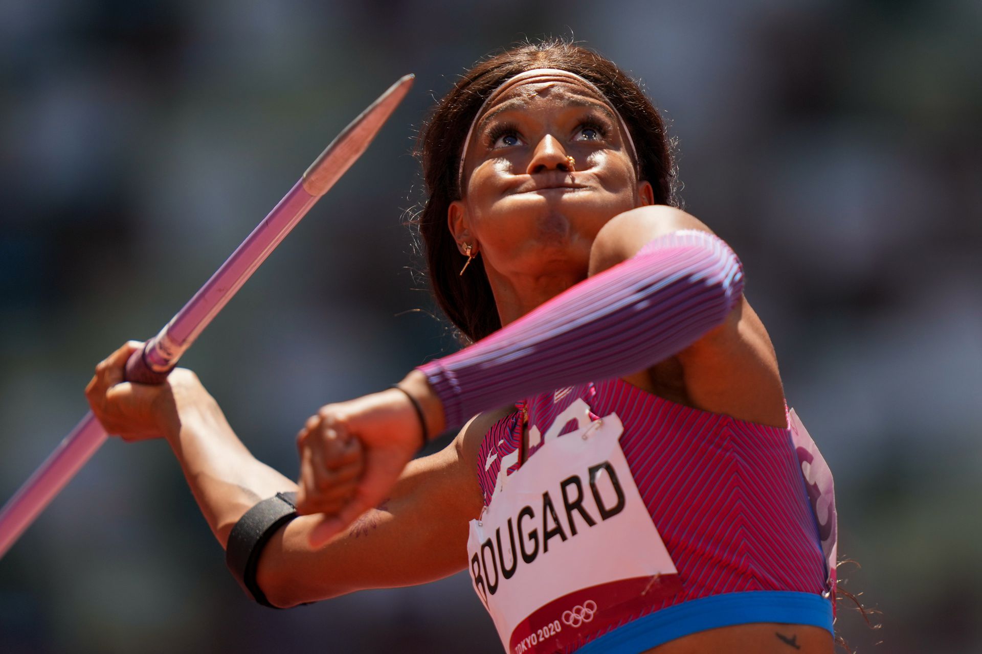 8月5日，在日本东京奥运会期间，美国的埃里卡·布加德（Erica Bougard）参加了七项全能标枪比赛。（AP）