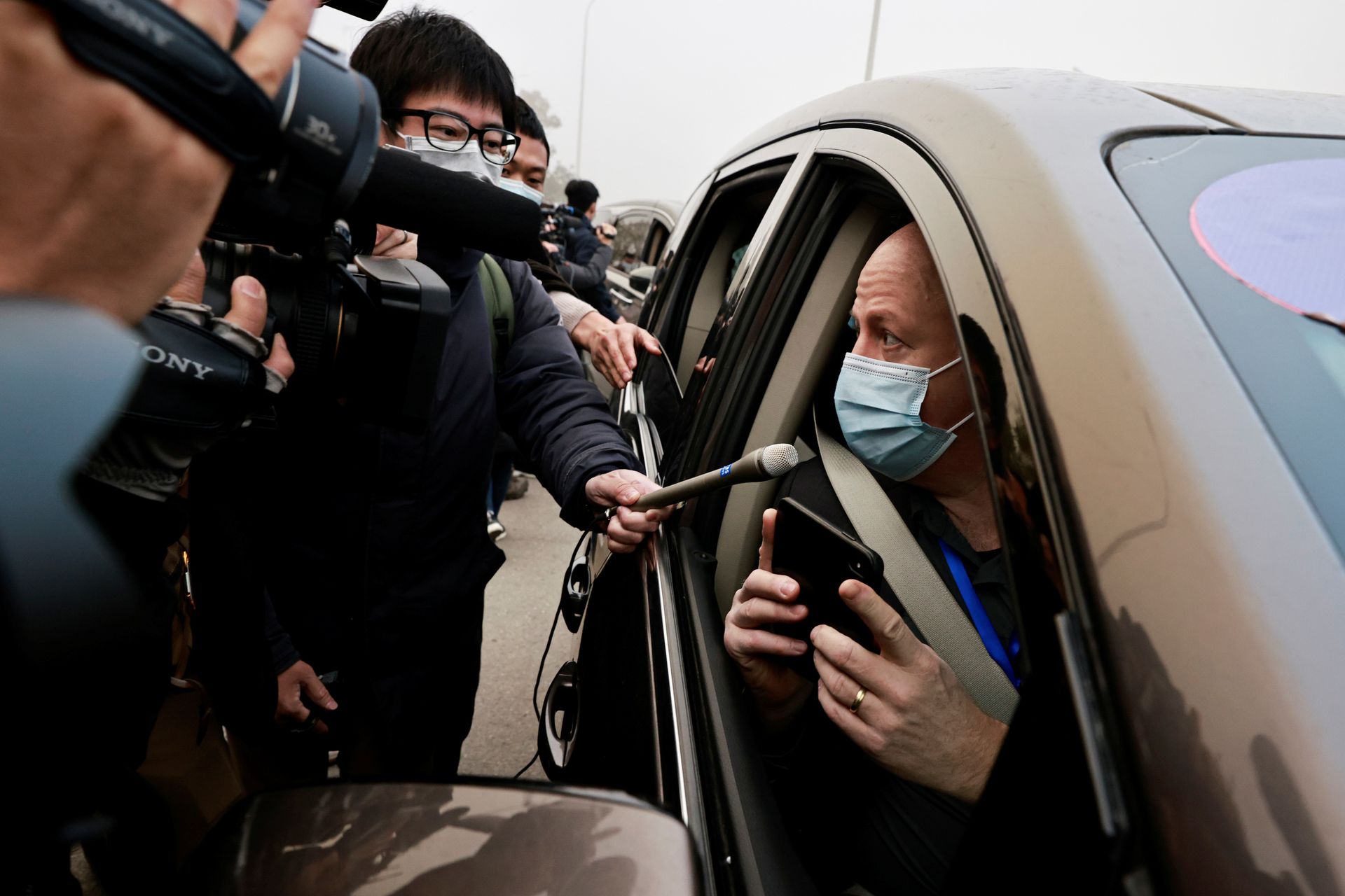 2021年2月3日，在武汉的媒体记者围住达斯扎克，争分夺秒进行采访。（Reuters）